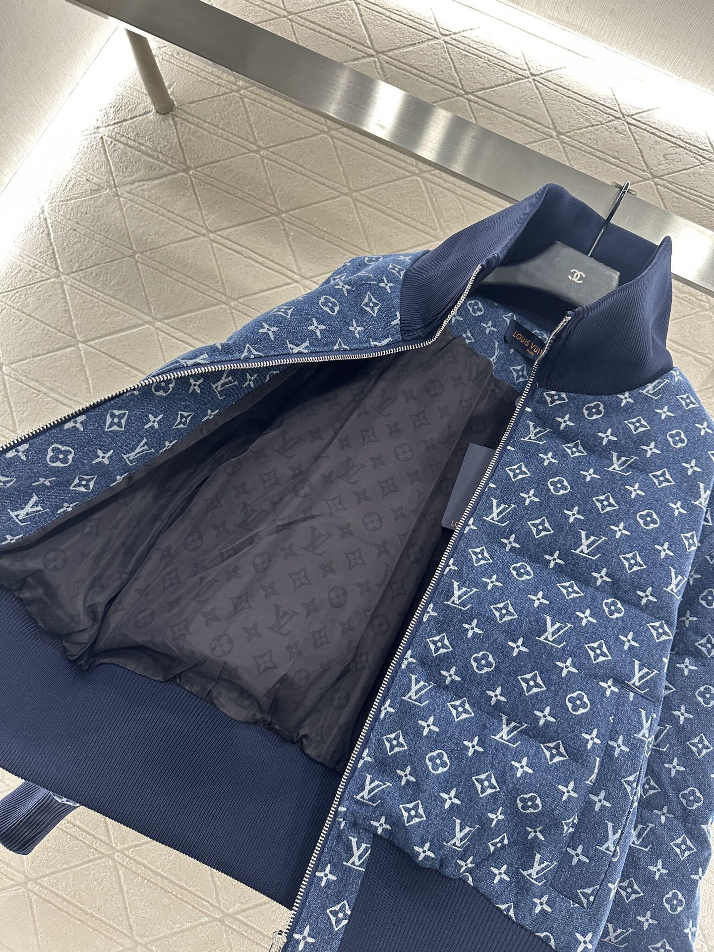♥Louis vuitto*♥2025新品上架 立领纽扣牛仔羽绒外套定制YB牛仔提花材质,白鹅绒填充内里