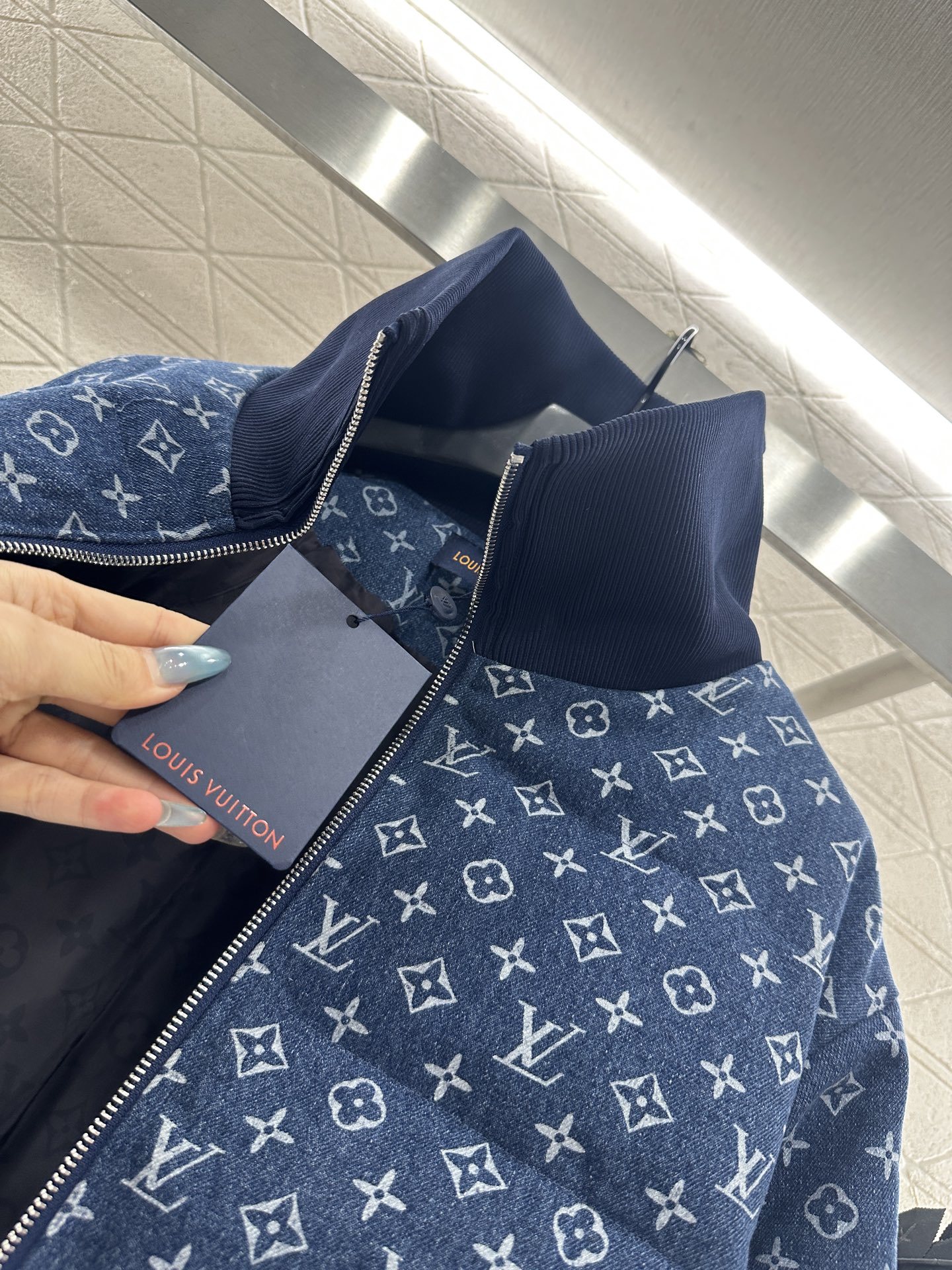 ♥Louis vuitto*♥2025新品上架 立领纽扣牛仔羽绒外套定制YB牛仔提花材质,白鹅绒填充内里