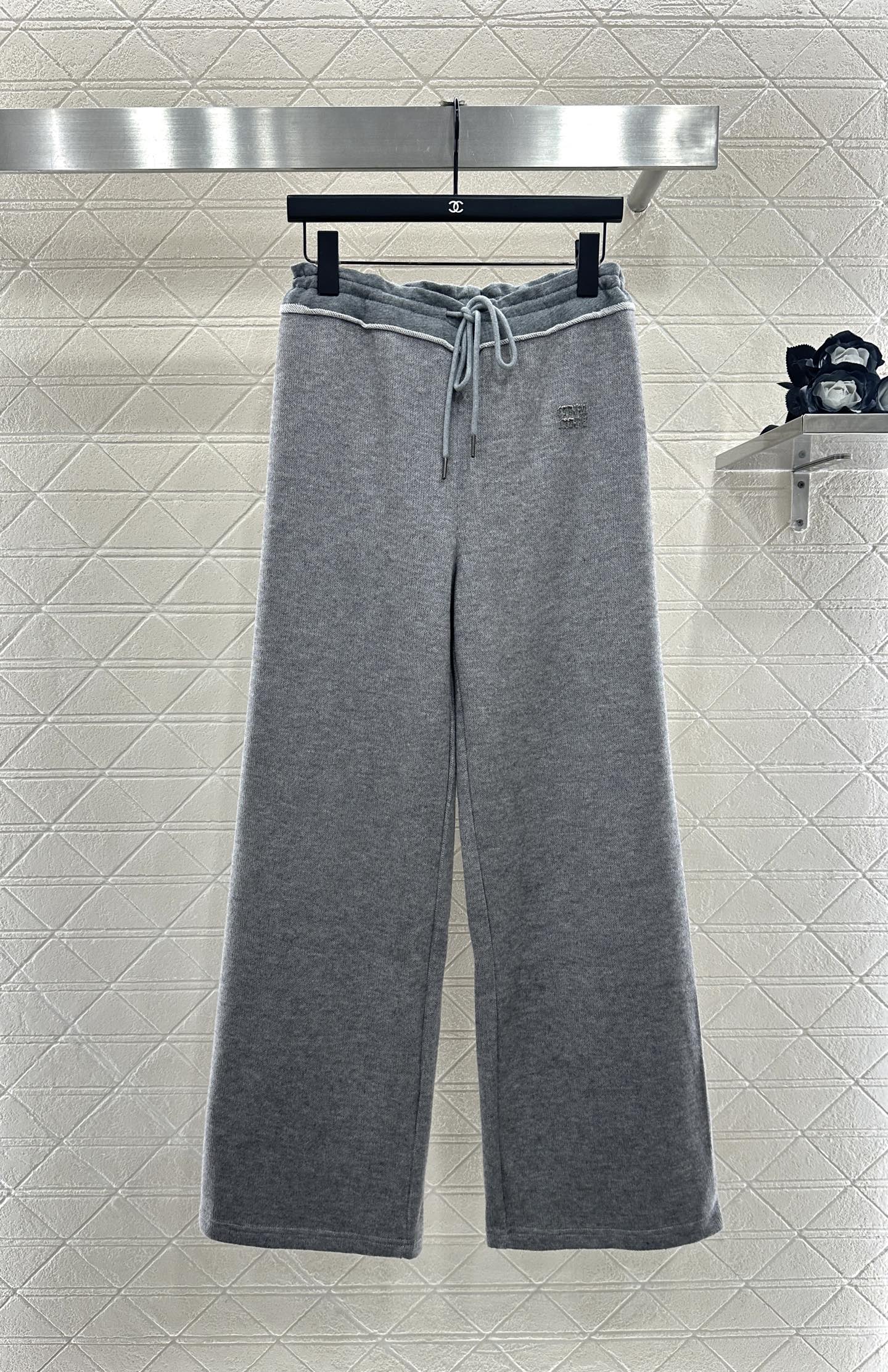 ♥Miumi*♥2025新品上架 拼接感抽绳阔腿长裤定制YB进口羊毛混纺材质，面料柔挺舒适，垂顺有型，高