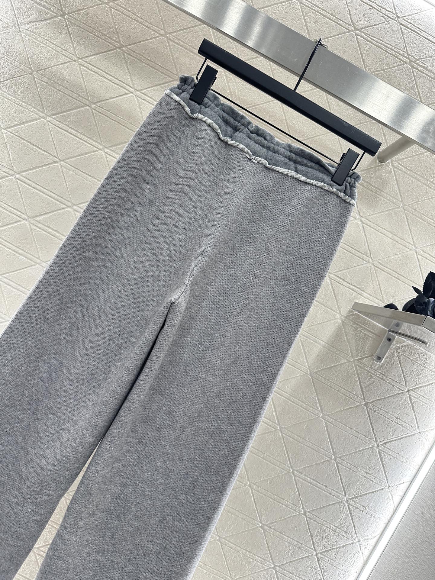 ♥Miumi*♥2025新品上架 拼接感抽绳阔腿长裤定制YB进口羊毛混纺材质，面料柔挺舒适，垂顺有型，高