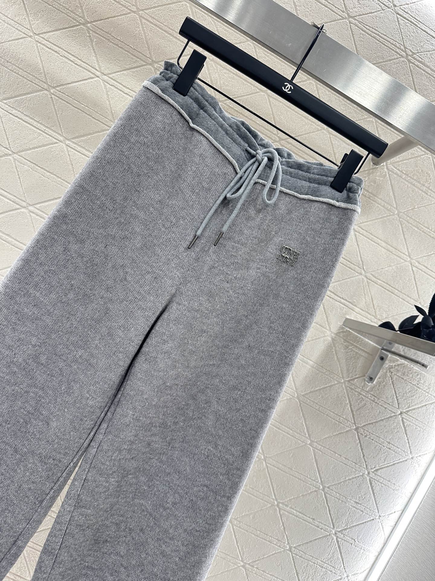 ♥Miumi*♥2025新品上架 拼接感抽绳阔腿长裤定制YB进口羊毛混纺材质，面料柔挺舒适，垂顺有型，高