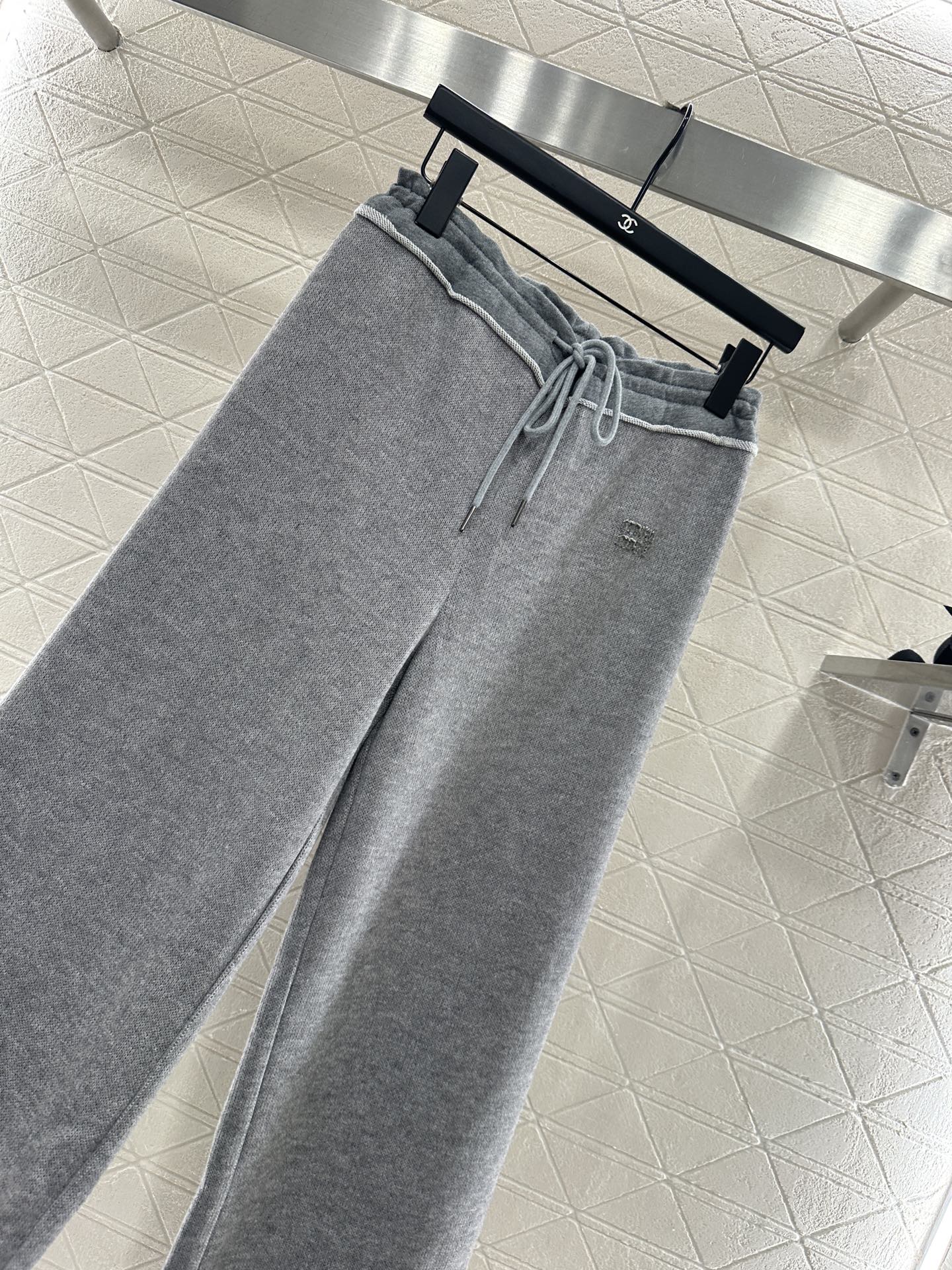 ♥Miumi*♥2025新品上架 拼接感抽绳阔腿长裤定制YB进口羊毛混纺材质，面料柔挺舒适，垂顺有型，高