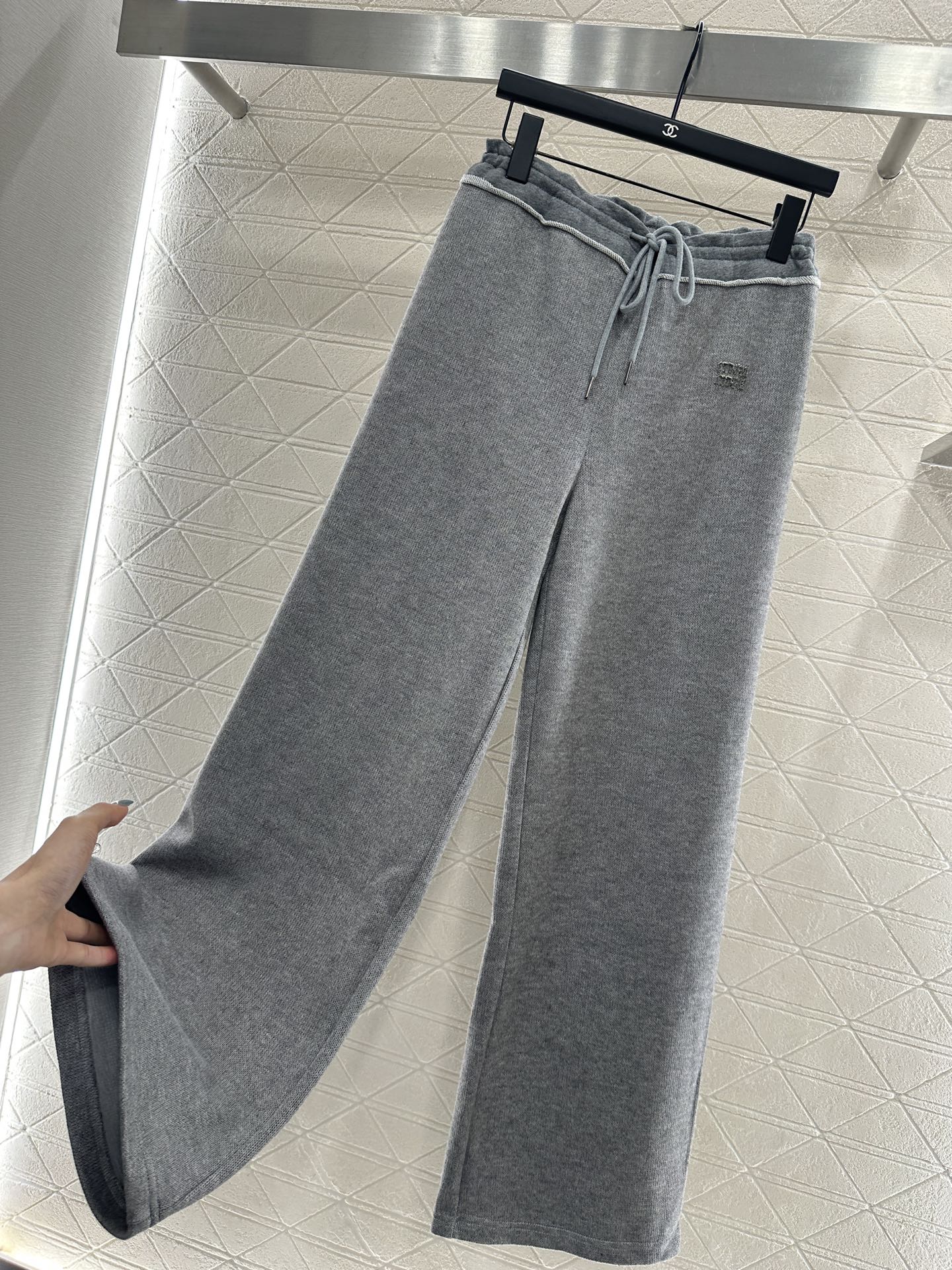 ♥Miumi*♥2025新品上架 拼接感抽绳阔腿长裤定制YB进口羊毛混纺材质，面料柔挺舒适，垂顺有型，高