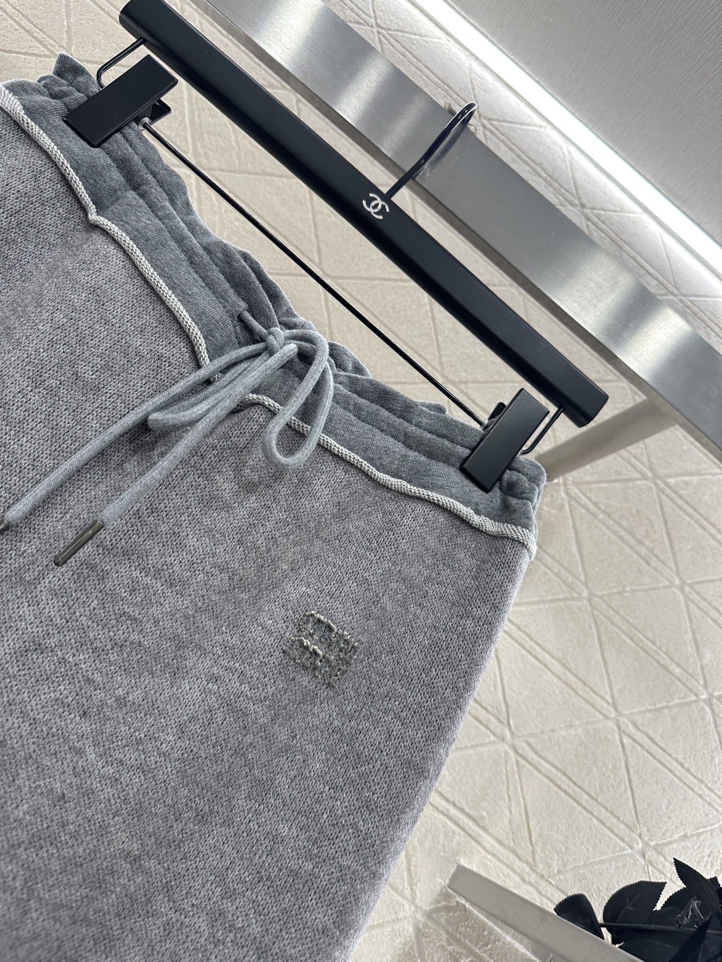 ♥Miumi*♥2025新品上架 拼接感抽绳阔腿长裤定制YB进口羊毛混纺材质，面料柔挺舒适，垂顺有型，高