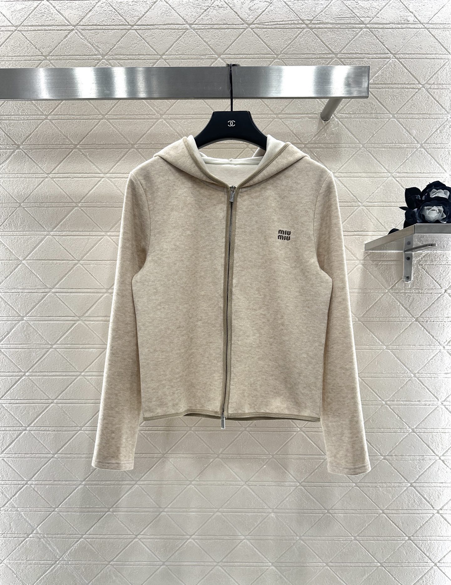 Miu Miu Beige Katoenen Hooded Ritsjas met Logo - Stijlvol en Comfortabel