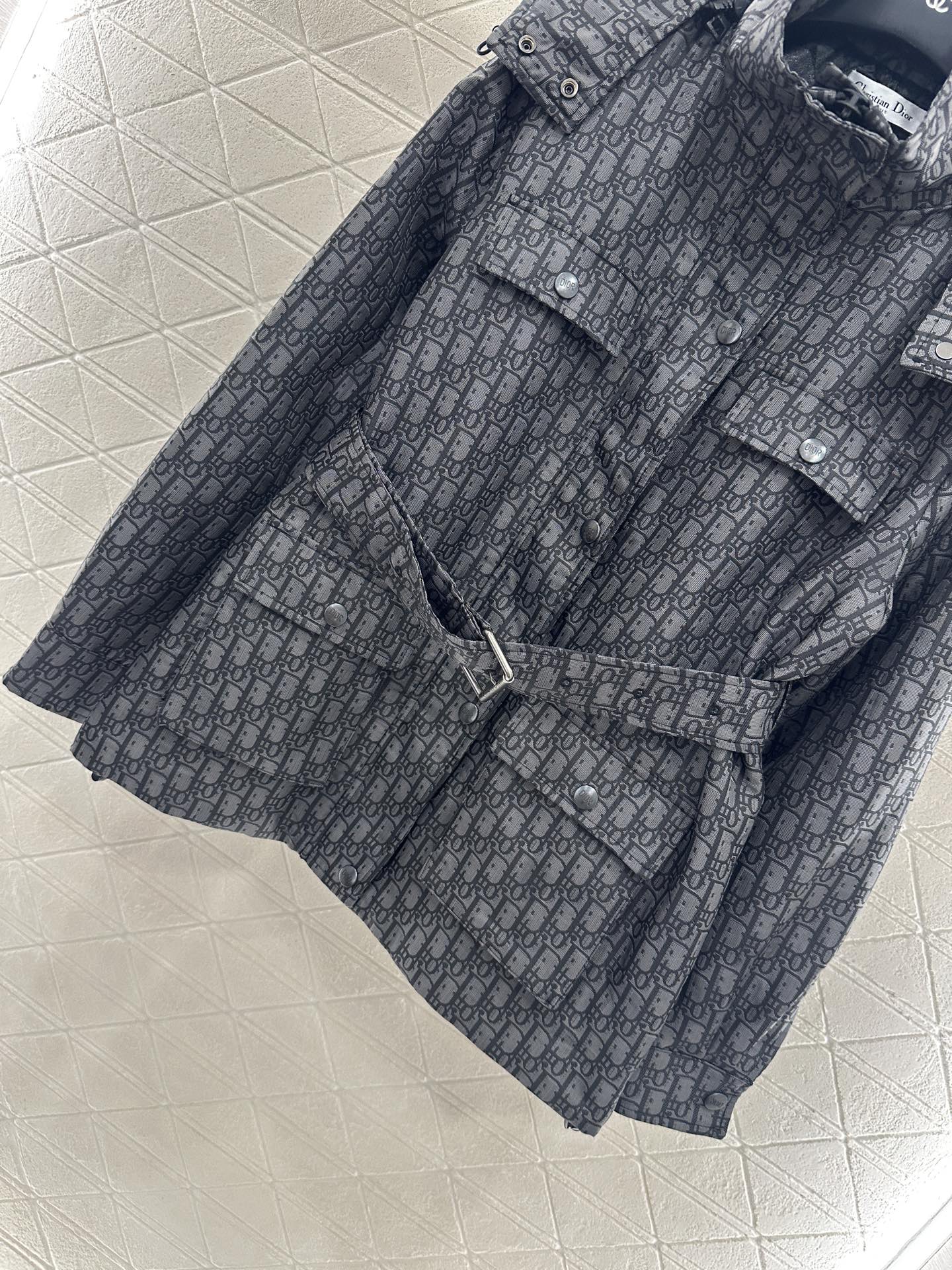 ♥Dio*♥2025新品上架 连帽腰带提花外套定制YB进口提花材质，挺括有型，质感高级，内里夹棉，轻薄款