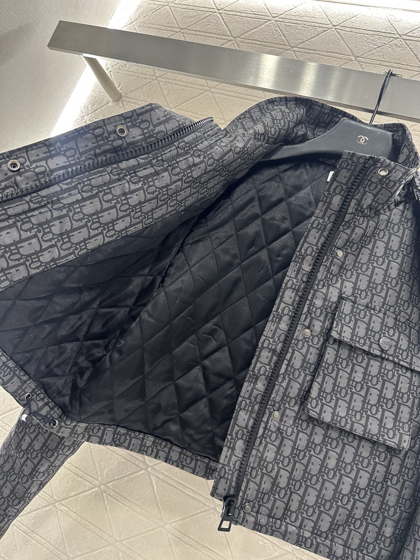 ♥Dio*♥2025新品上架 翻领连帽提花外套定制YB进口提花材质，挺括有型，质感高级，内里夹棉，轻薄款