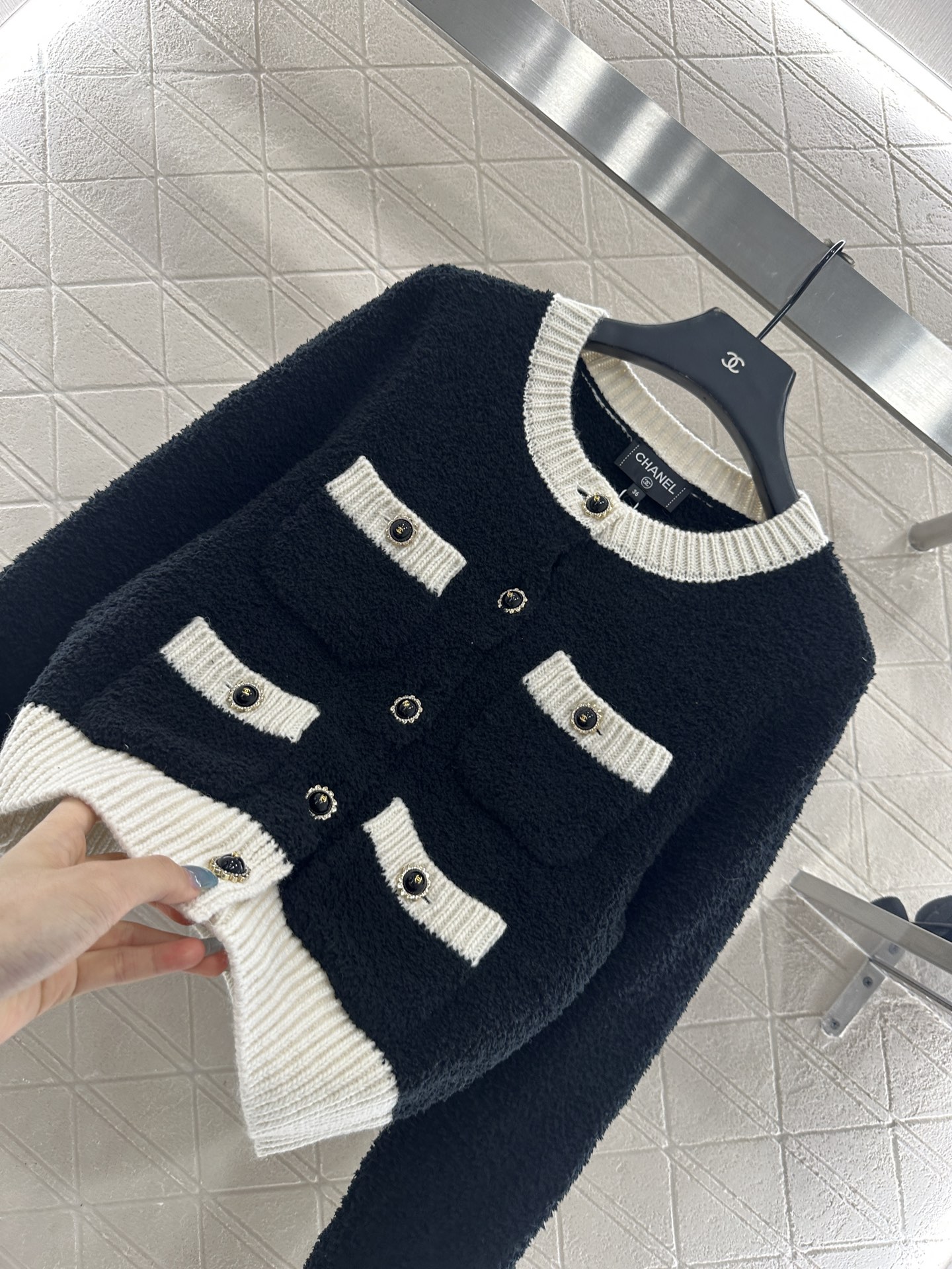 ♥Chane*♥2025新品上架 黑白撞色口袋针织开衫定制YB羊毛纱线织造，质感光泽，柔软亲肤，圆领针织