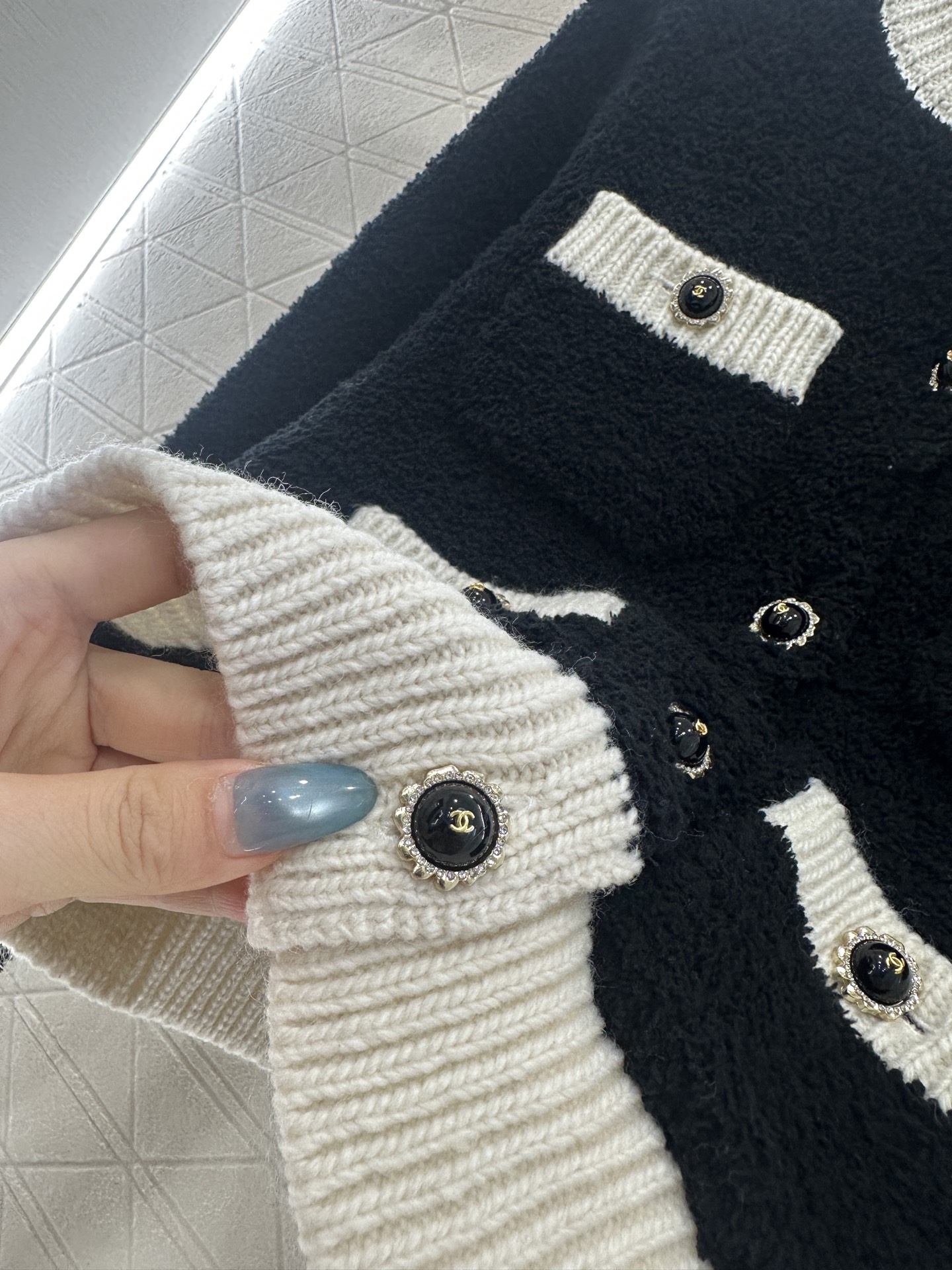 ♥Chane*♥2025新品上架 黑白撞色口袋针织开衫定制YB羊毛纱线织造，质感光泽，柔软亲肤，圆领针织