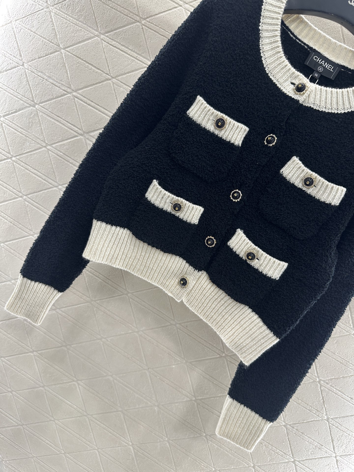 ♥Chane*♥2025新品上架 黑白撞色口袋针织开衫定制YB羊毛纱线织造，质感光泽，柔软亲肤，圆领针织