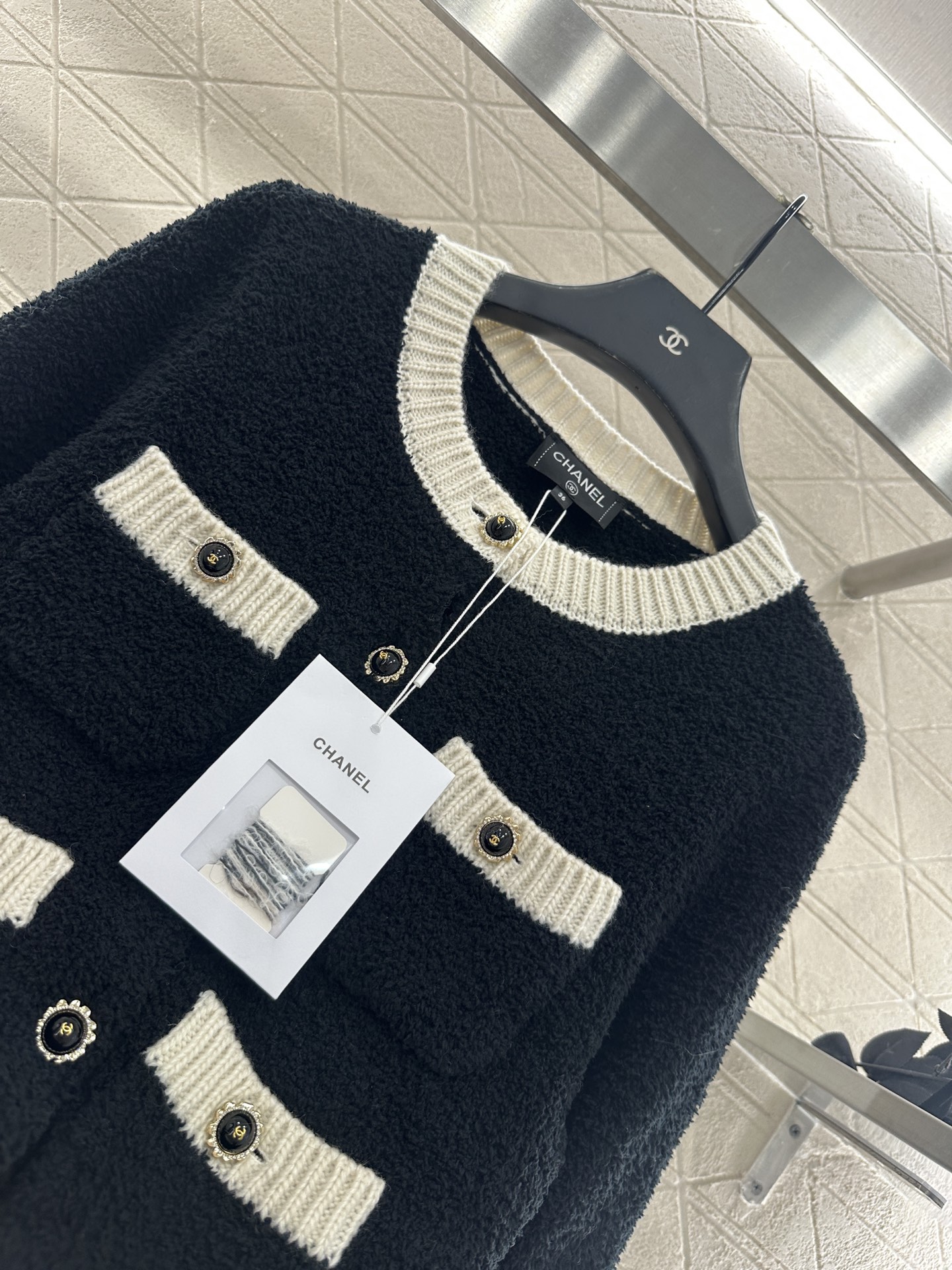 ♥Chane*♥2025新品上架 黑白撞色口袋针织开衫定制YB羊毛纱线织造，质感光泽，柔软亲肤，圆领针织