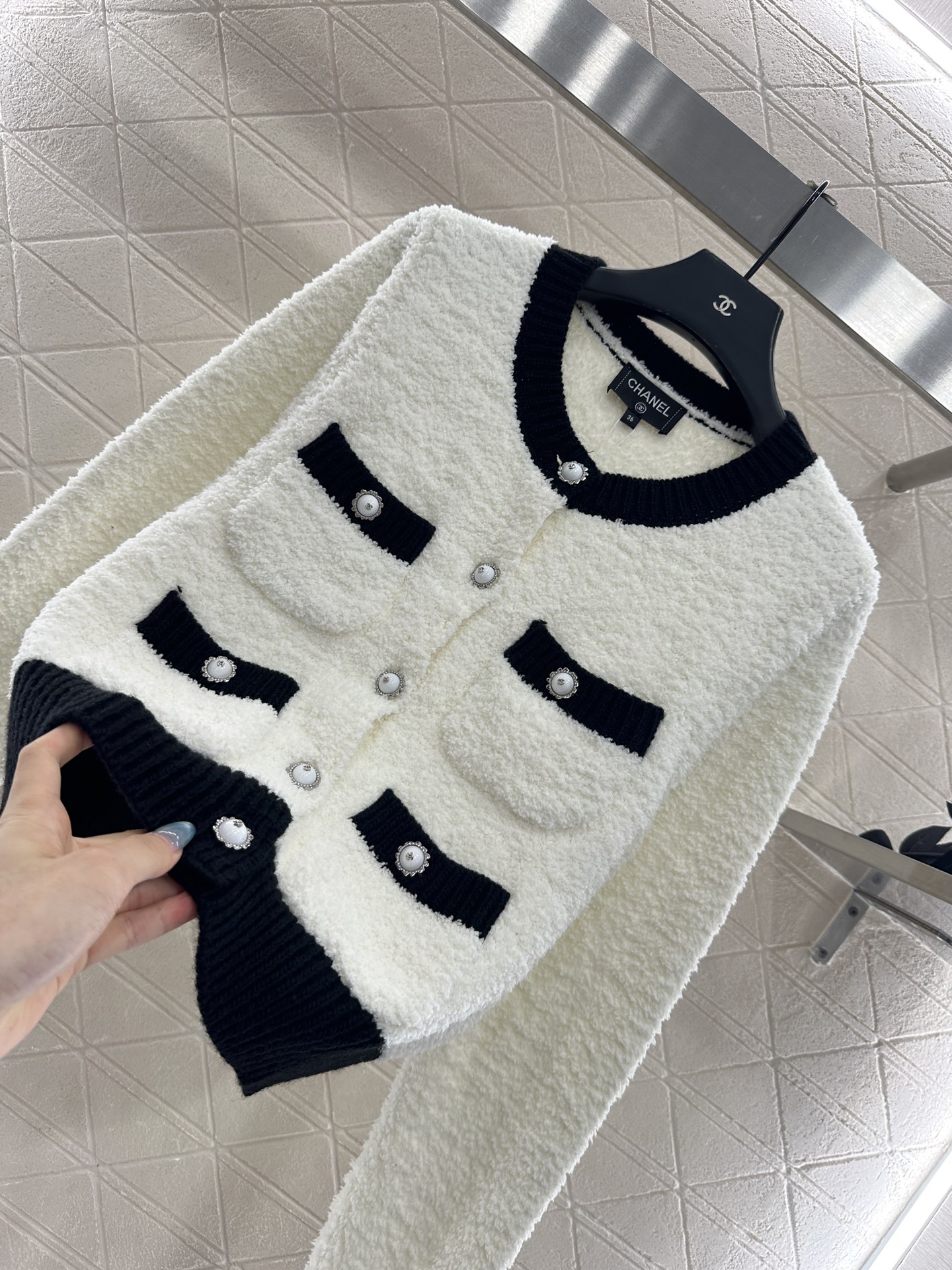 ♥Chane*♥2025新品上架 黑白撞色口袋针织开衫定制YB羊毛纱线织造，质感光泽，柔软亲肤，圆领针织