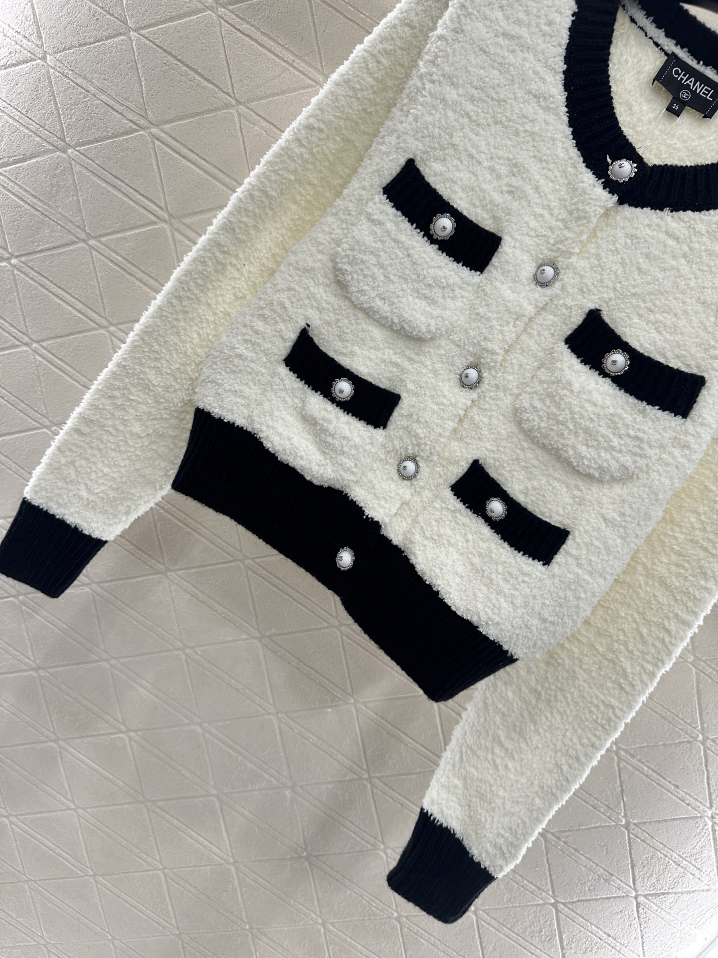 ♥Chane*♥2025新品上架 黑白撞色口袋针织开衫定制YB羊毛纱线织造，质感光泽，柔软亲肤，圆领针织