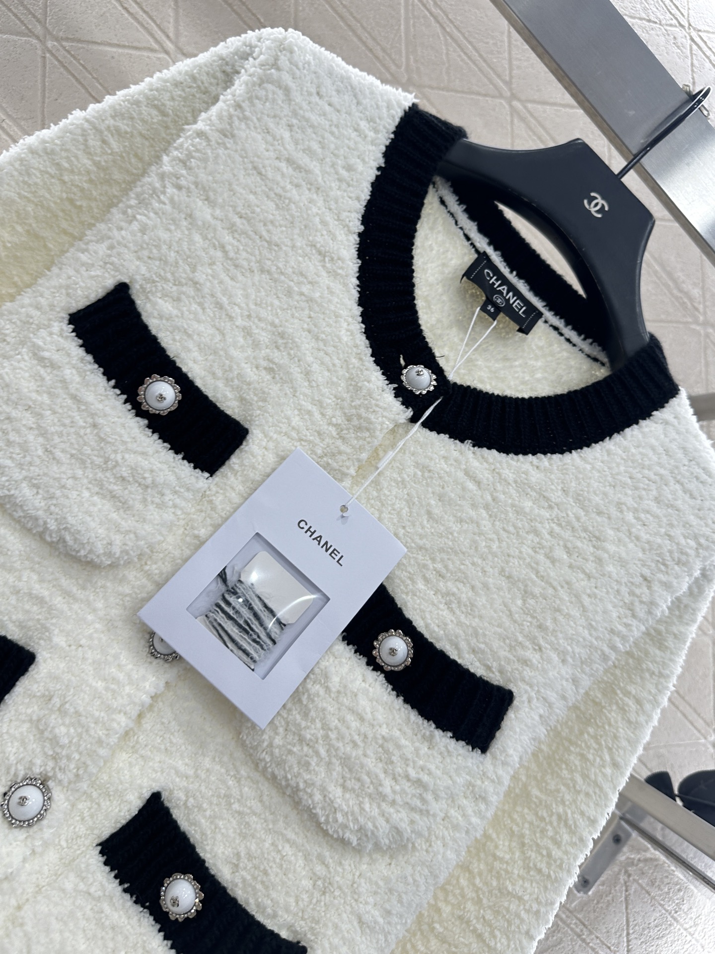 ♥Chane*♥2025新品上架 黑白撞色口袋针织开衫定制YB羊毛纱线织造，质感光泽，柔软亲肤，圆领针织