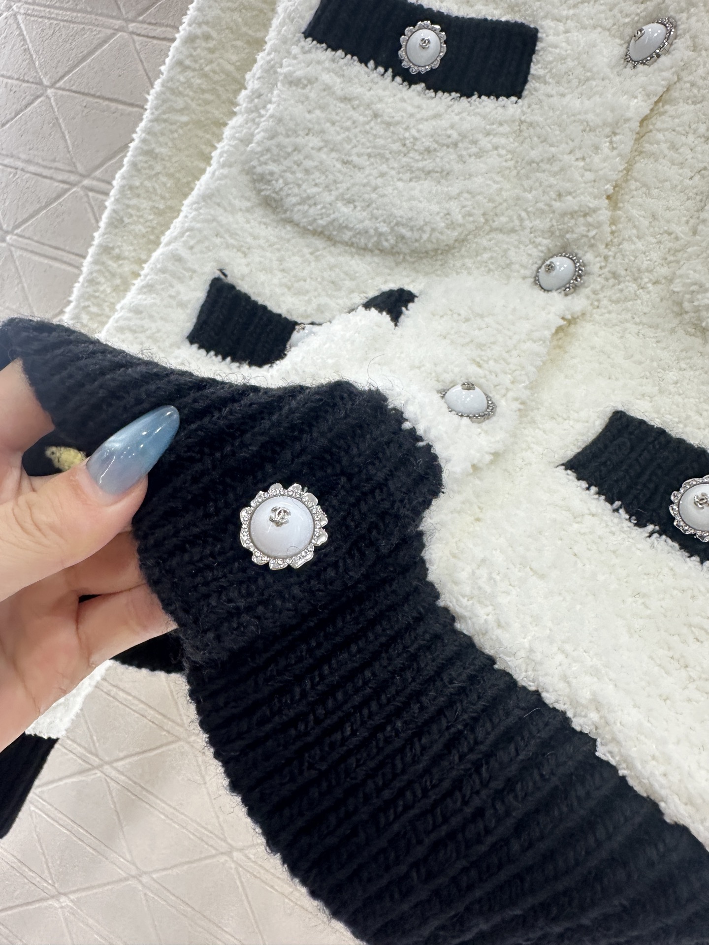 ♥Chane*♥2025新品上架 黑白撞色口袋针织开衫定制YB羊毛纱线织造，质感光泽，柔软亲肤，圆领针织