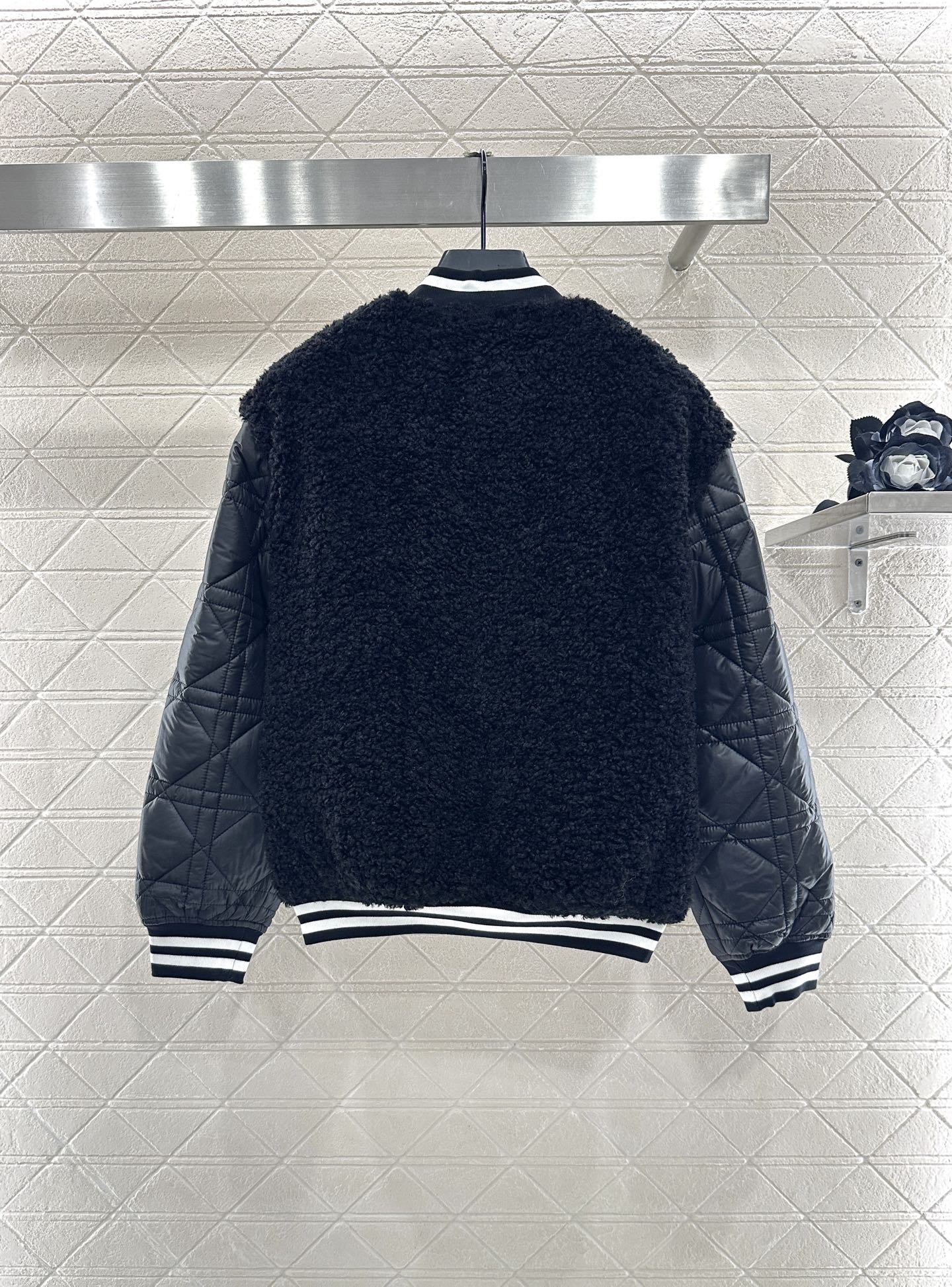 ♥Dio♥2025新品上架 泰迪毛绒棉服棒球外套肩胸躯干部分饰以泰迪毛绒材质，质感柔软舒适，两袖拼接防风