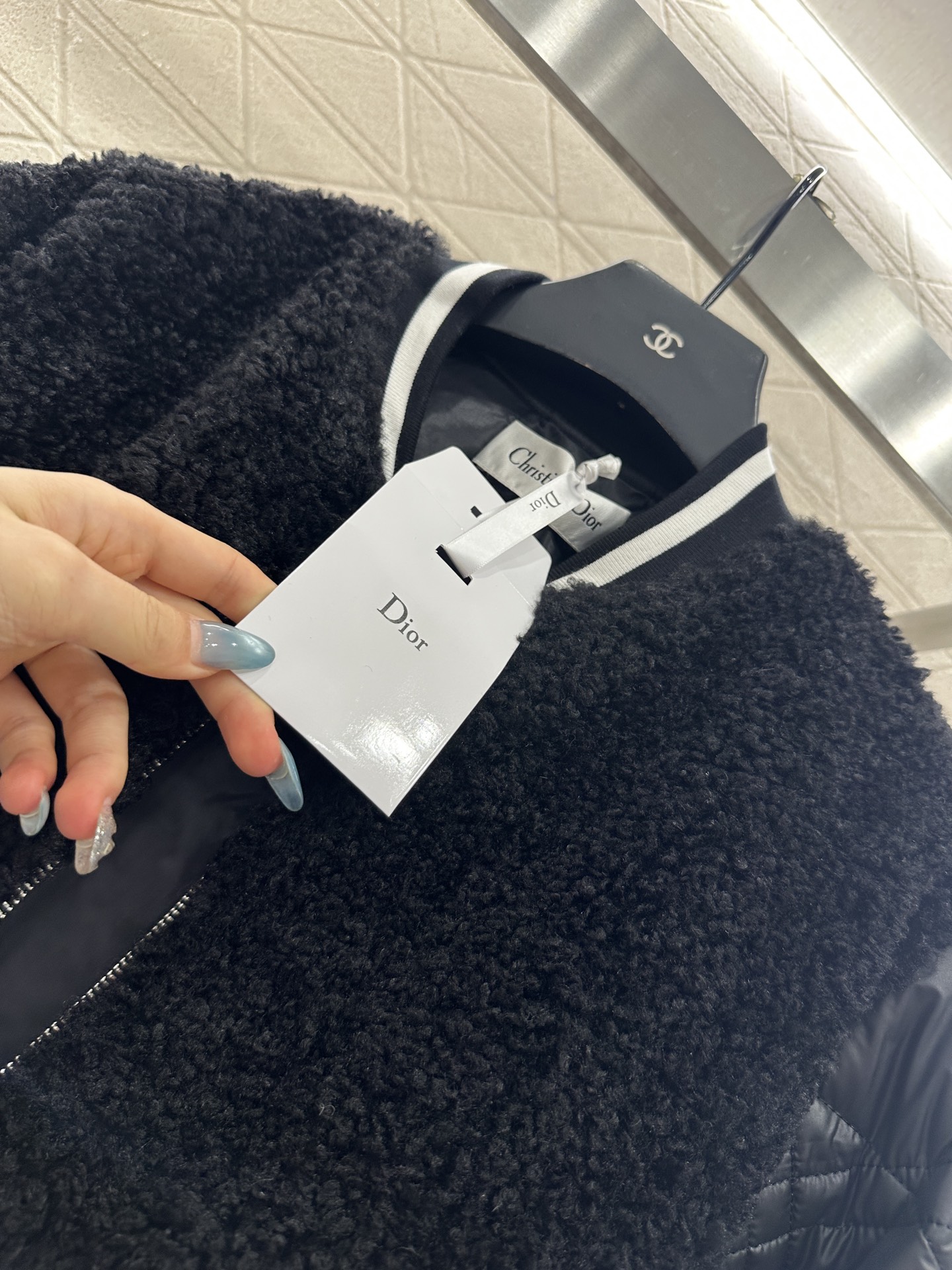 ♥Dio♥2025新品上架 泰迪毛绒棉服棒球外套肩胸躯干部分饰以泰迪毛绒材质，质感柔软舒适，两袖拼接防风