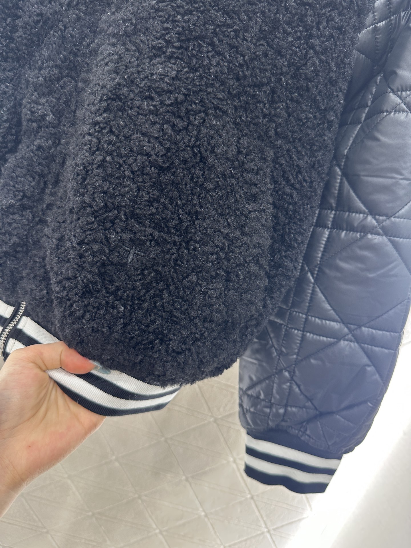 ♥Dio♥2025新品上架 泰迪毛绒棉服棒球外套肩胸躯干部分饰以泰迪毛绒材质，质感柔软舒适，两袖拼接防风