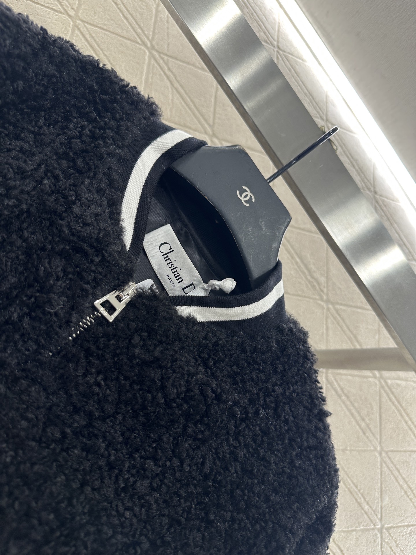 ♥Dio♥2025新品上架 泰迪毛绒棉服棒球外套肩胸躯干部分饰以泰迪毛绒材质，质感柔软舒适，两袖拼接防风