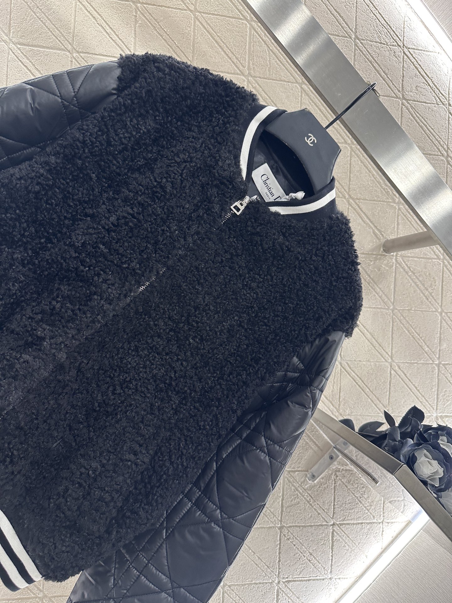 ♥Dio♥2025新品上架 泰迪毛绒棉服棒球外套肩胸躯干部分饰以泰迪毛绒材质，质感柔软舒适，两袖拼接防风