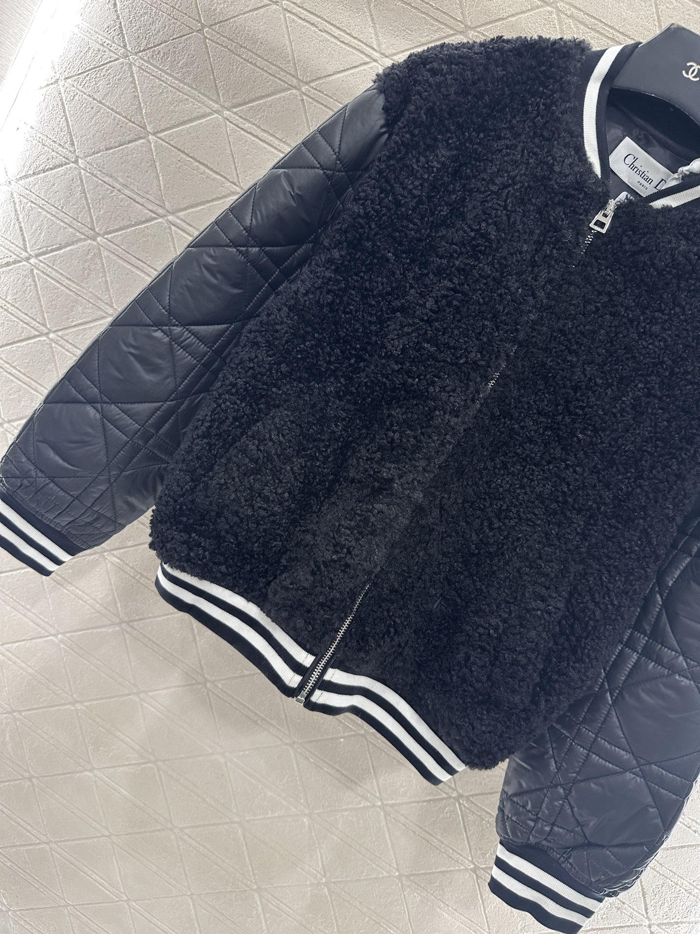 ♥Dio♥2025新品上架 泰迪毛绒棉服棒球外套肩胸躯干部分饰以泰迪毛绒材质，质感柔软舒适，两袖拼接防风