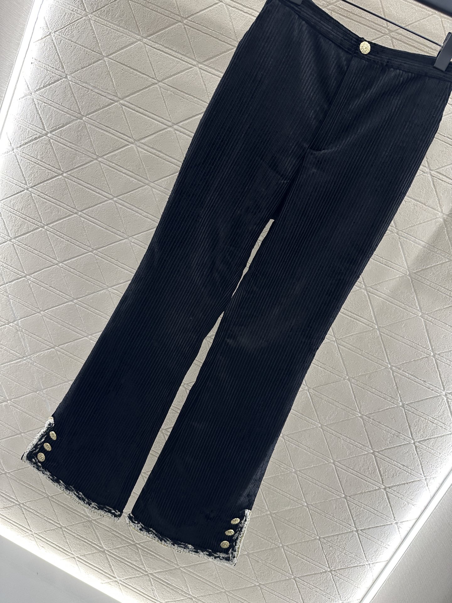 ♥Chane*♥2025新品上架 灯芯绒捆边开衩微喇长裤定制YB灯芯绒材质，质感挺括，穿搭有型，弹力微喇