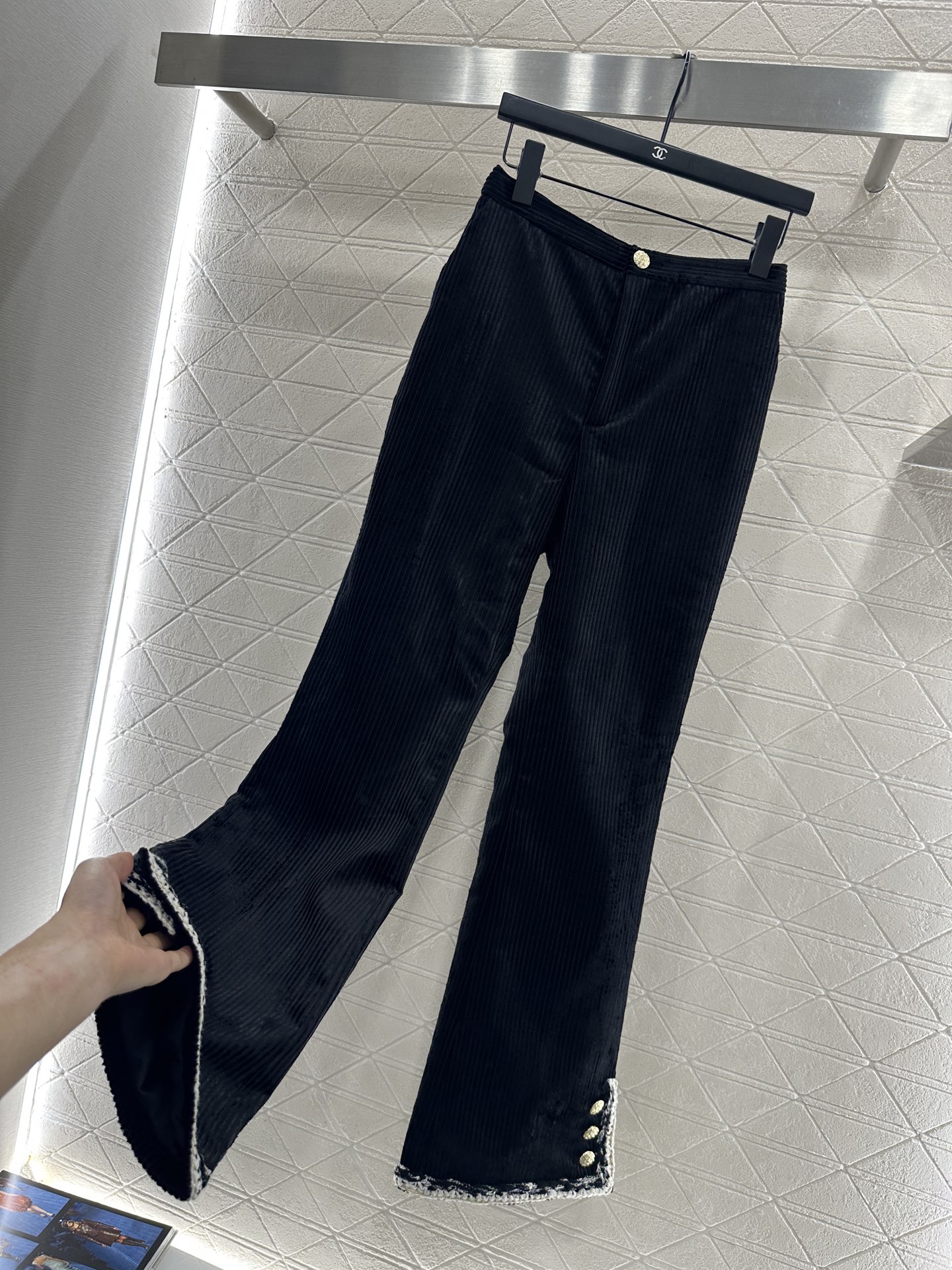 ♥Chane*♥2025新品上架 灯芯绒捆边开衩微喇长裤定制YB灯芯绒材质，质感挺括，穿搭有型，弹力微喇