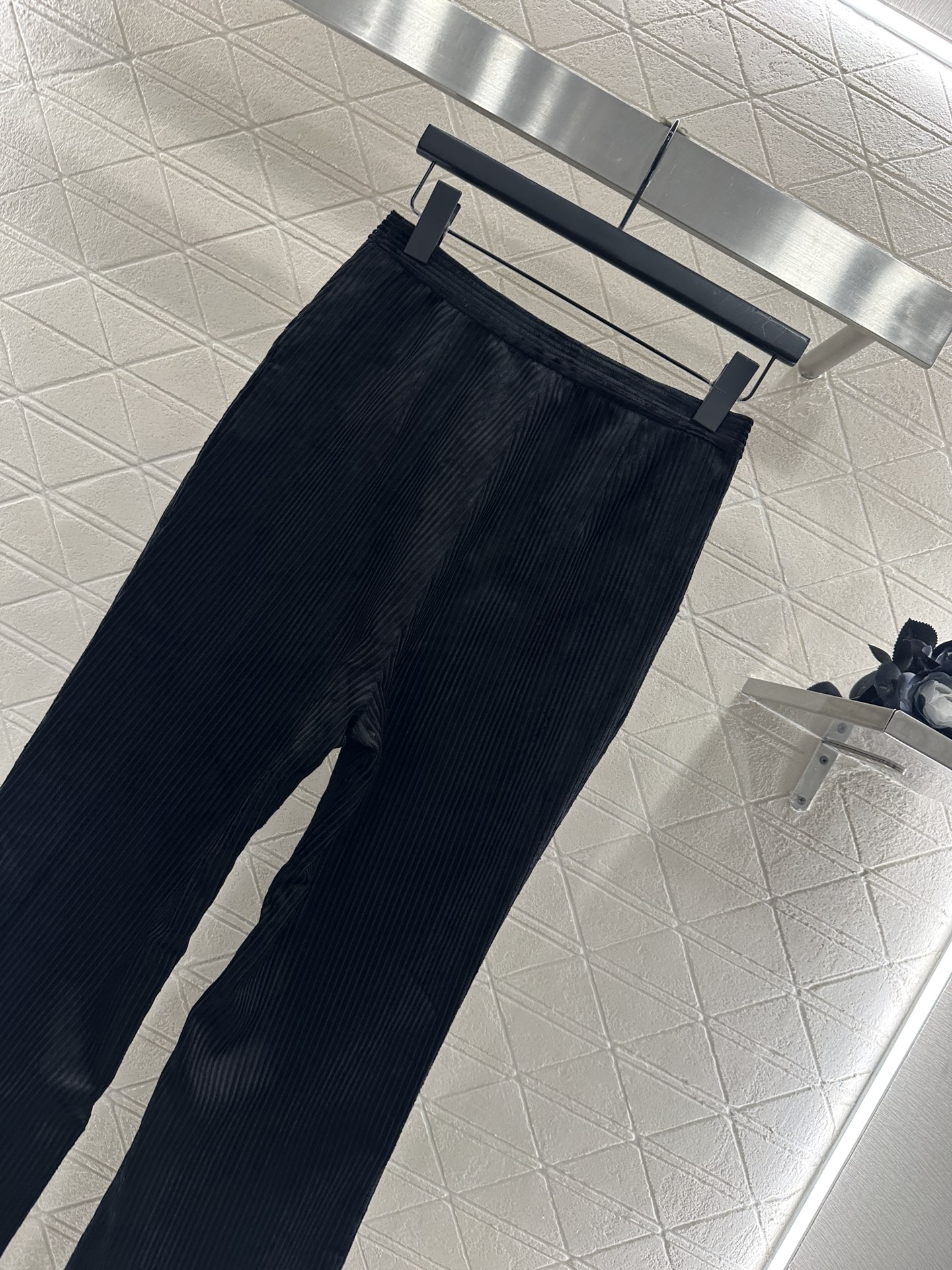 ♥Chane*♥2025新品上架 灯芯绒捆边开衩微喇长裤定制YB灯芯绒材质，质感挺括，穿搭有型，弹力微喇