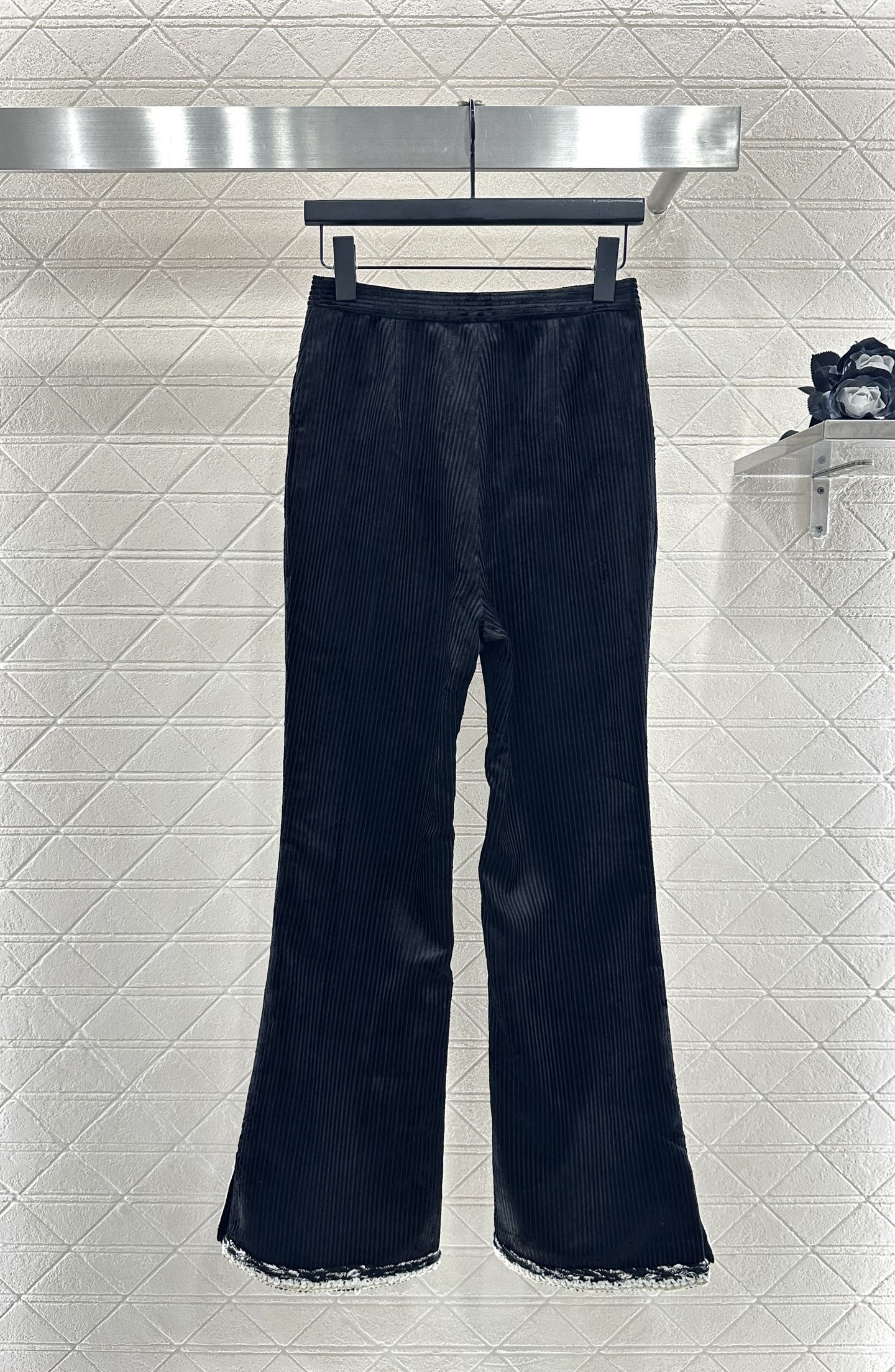 ♥Chane*♥2025新品上架 灯芯绒捆边开衩微喇长裤定制YB灯芯绒材质，质感挺括，穿搭有型，弹力微喇