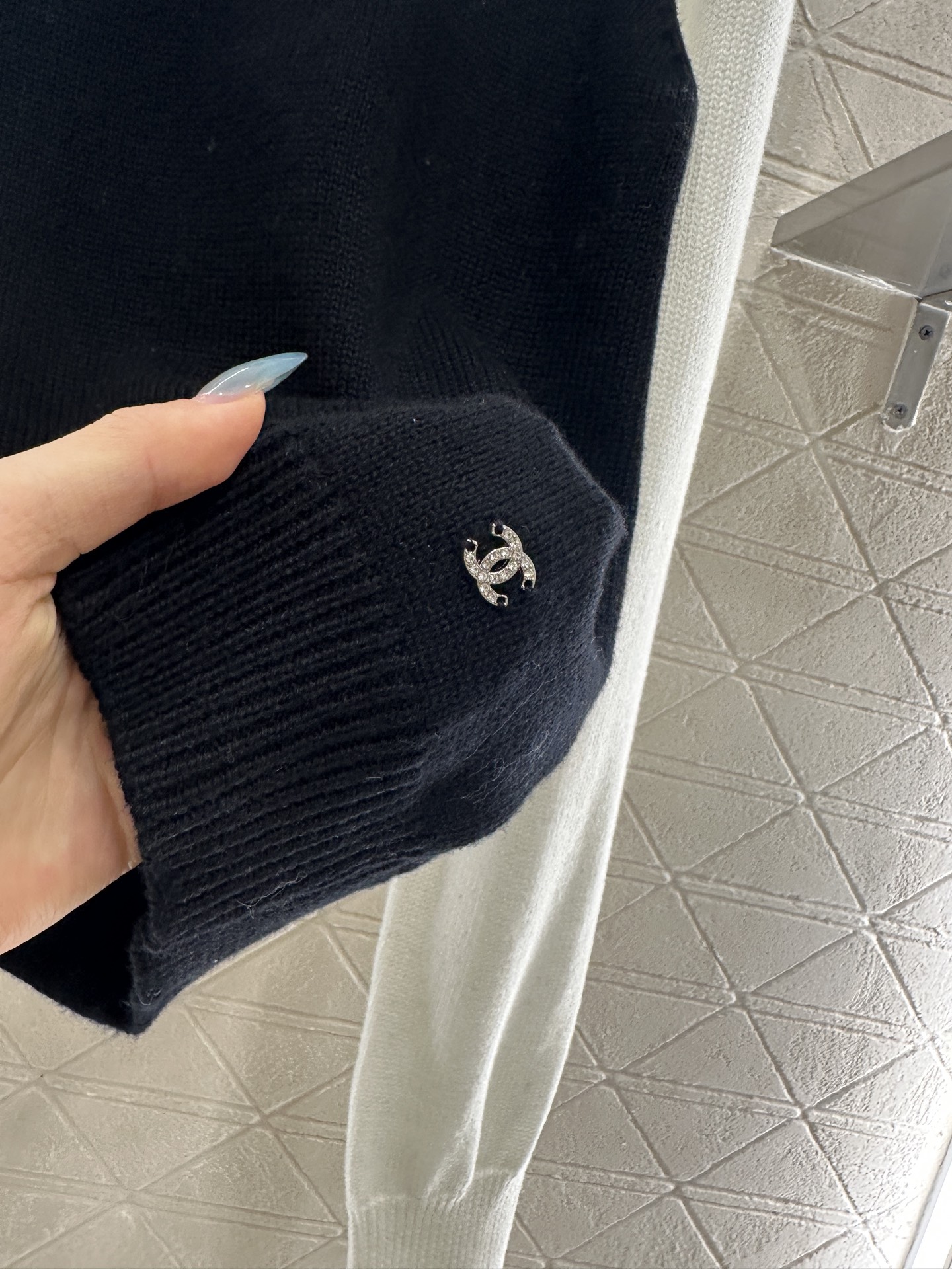 ♥Chane*♥2025新品上架圆领插肩蝴蝶结字母针织长袖定制YB羊毛纱线材质，亲肤柔软透气舒适，质感十