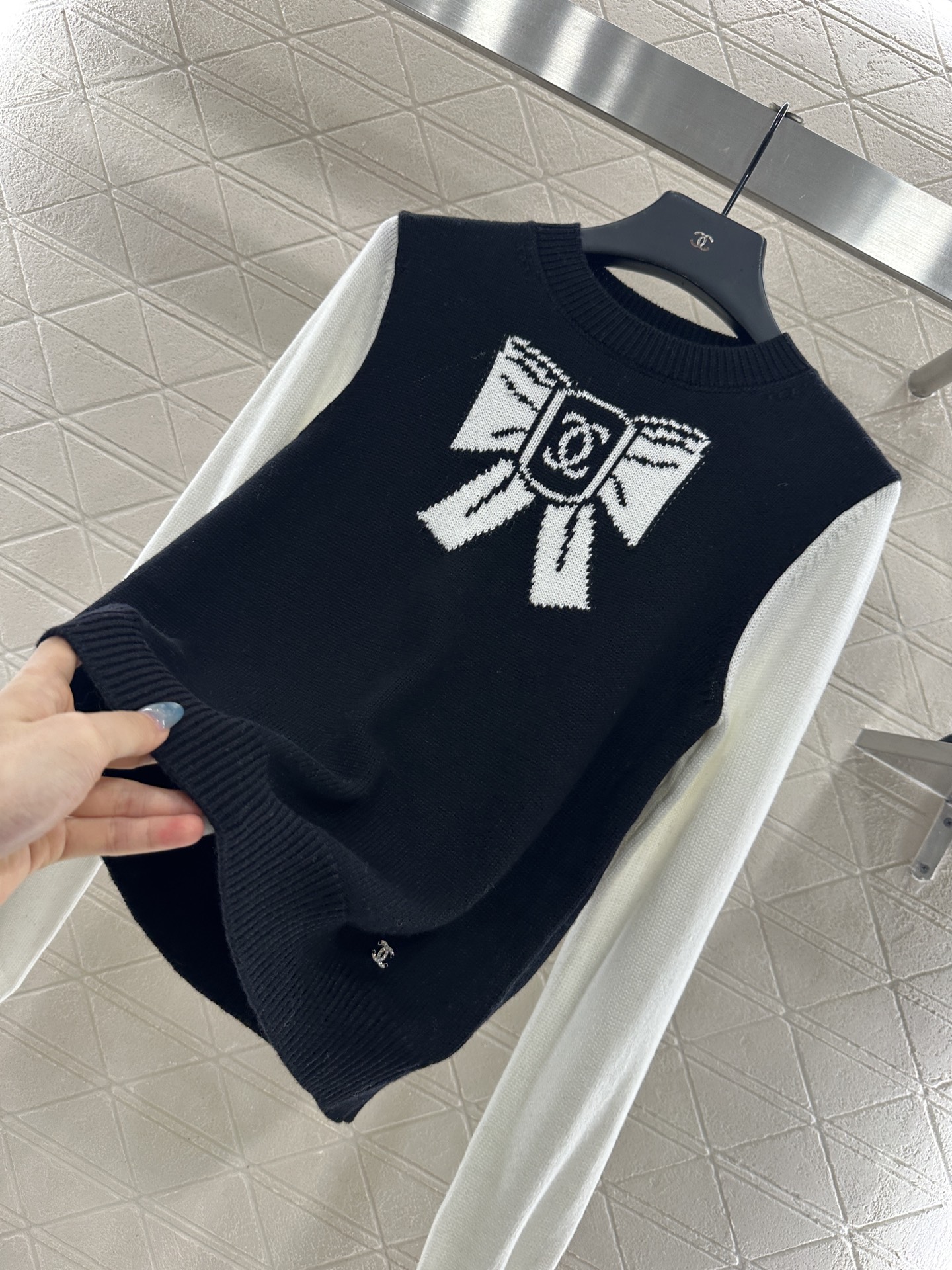 ♥Chane*♥2025新品上架圆领插肩蝴蝶结字母针织长袖定制YB羊毛纱线材质，亲肤柔软透气舒适，质感十