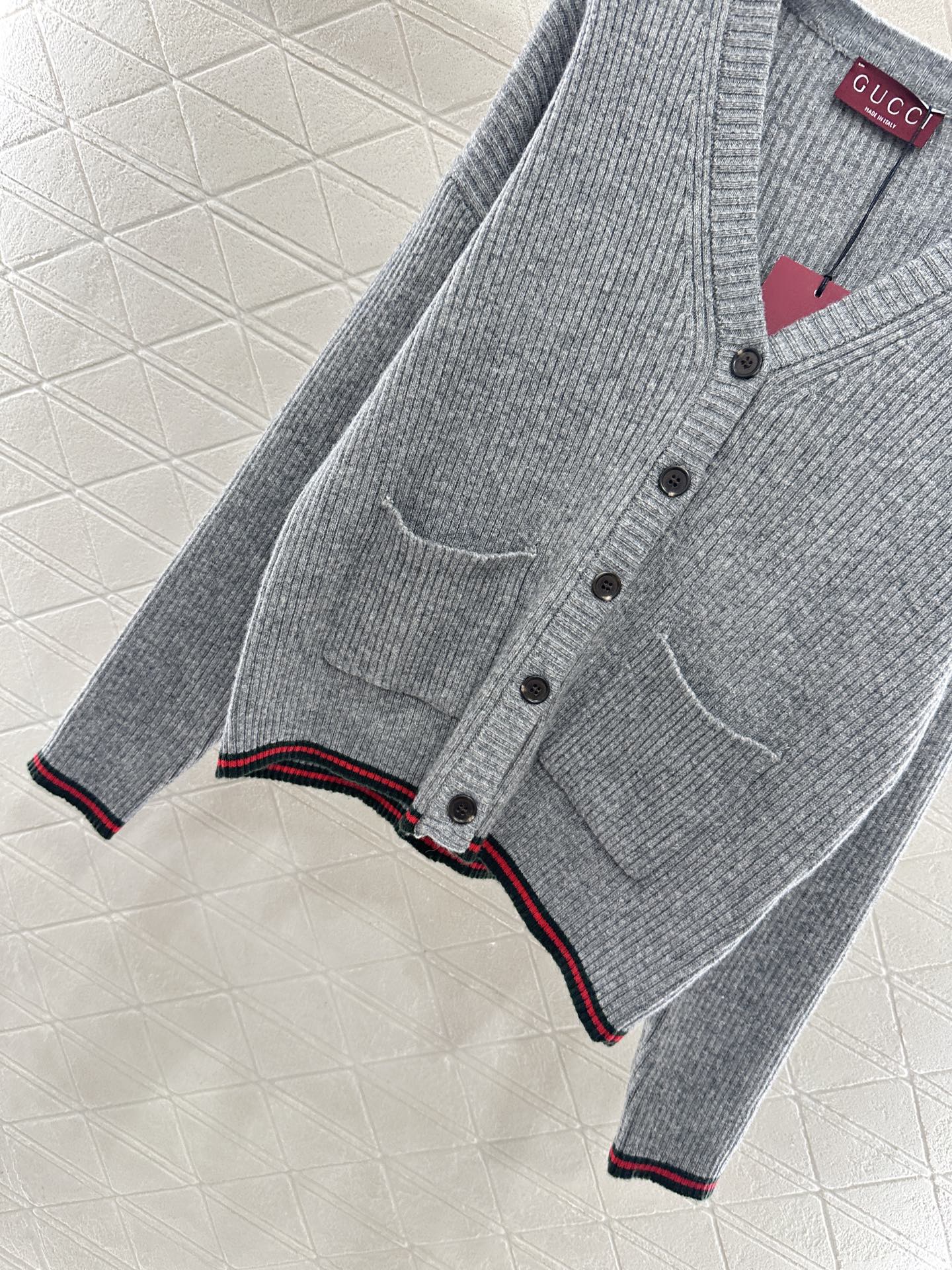 ♥Gucc*♥2025新品上架 撞色口袋针织开衫长裤套装定制YB羊毛纱线织造，质感高级，舒适柔软，V领针