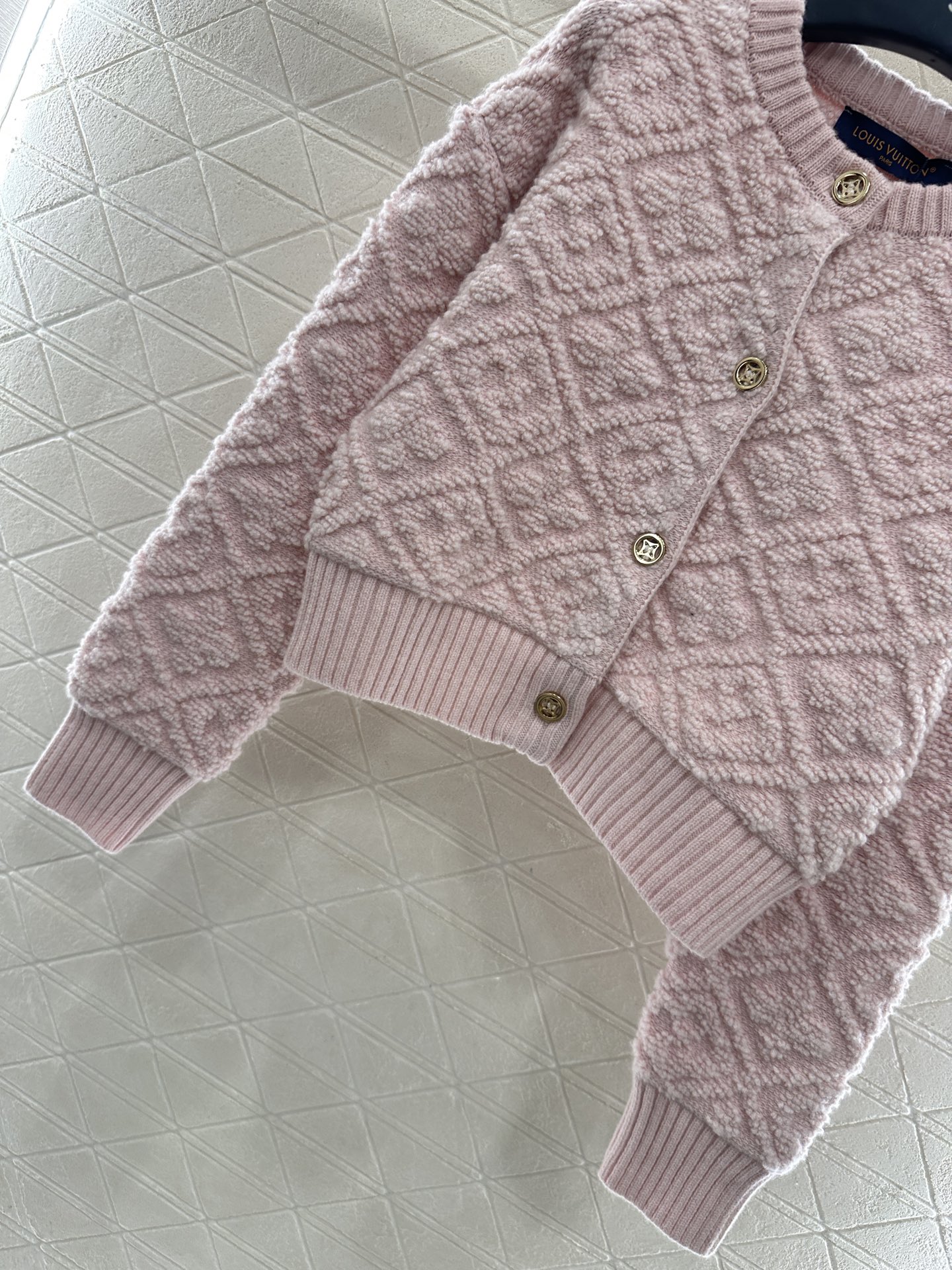 ♥Louis Vuitto*♥2025新品上架 提花针织开衫半裙套装定制YB羊毛纱线织造，提花工艺处理，