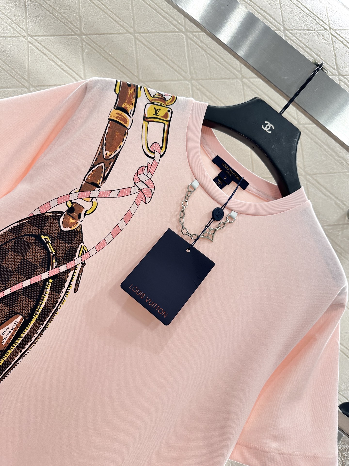 ♥Louis Vuitto*♥2025新品上架 粉色链条圆领印花𝑇𝑒𝑒定制YB斜纹全棉材质，透气舒适，质