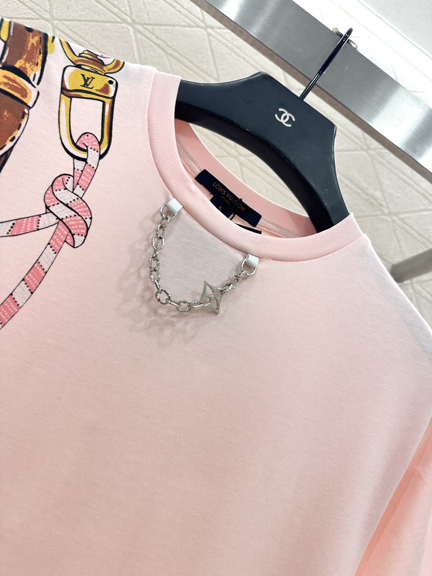 ♥Louis Vuitto*♥2025新品上架 粉色链条圆领印花𝑇𝑒𝑒定制YB斜纹全棉材质，透气舒适，质