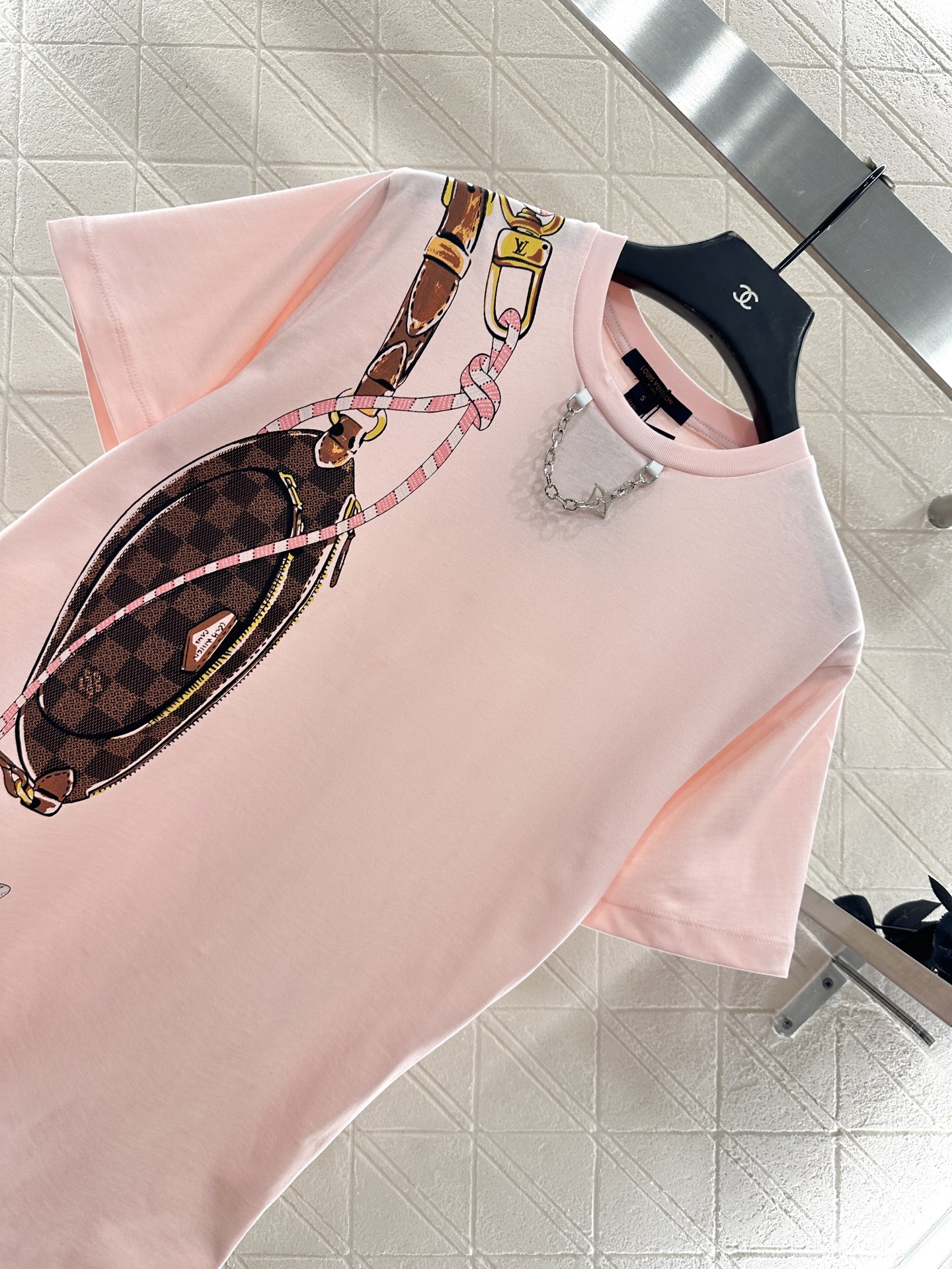 ♥Louis Vuitto*♥2025新品上架 粉色链条圆领印花𝑇𝑒𝑒定制YB斜纹全棉材质，透气舒适，质