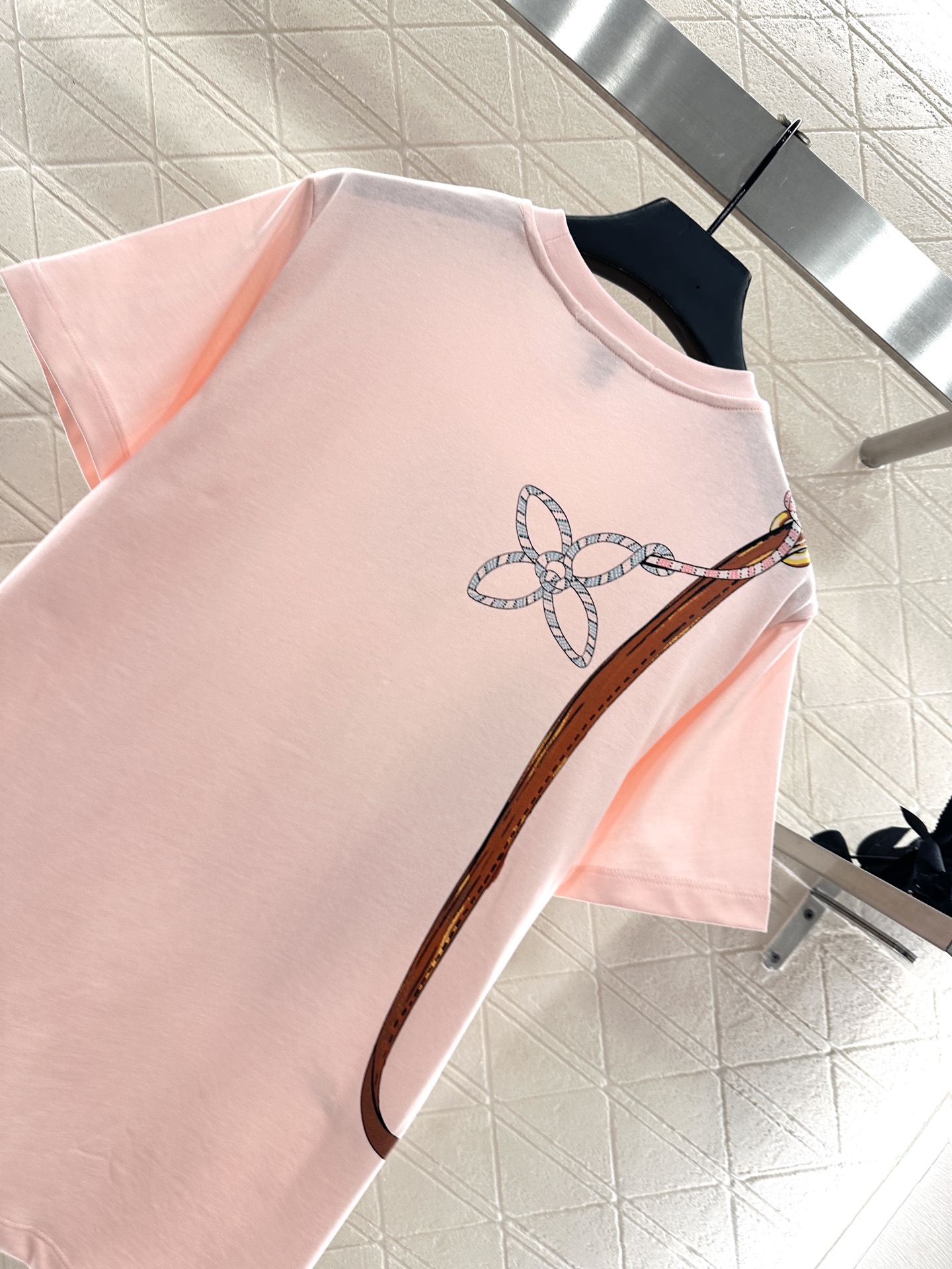 ♥Louis Vuitto*♥2025新品上架 粉色链条圆领印花𝑇𝑒𝑒定制YB斜纹全棉材质，透气舒适，质