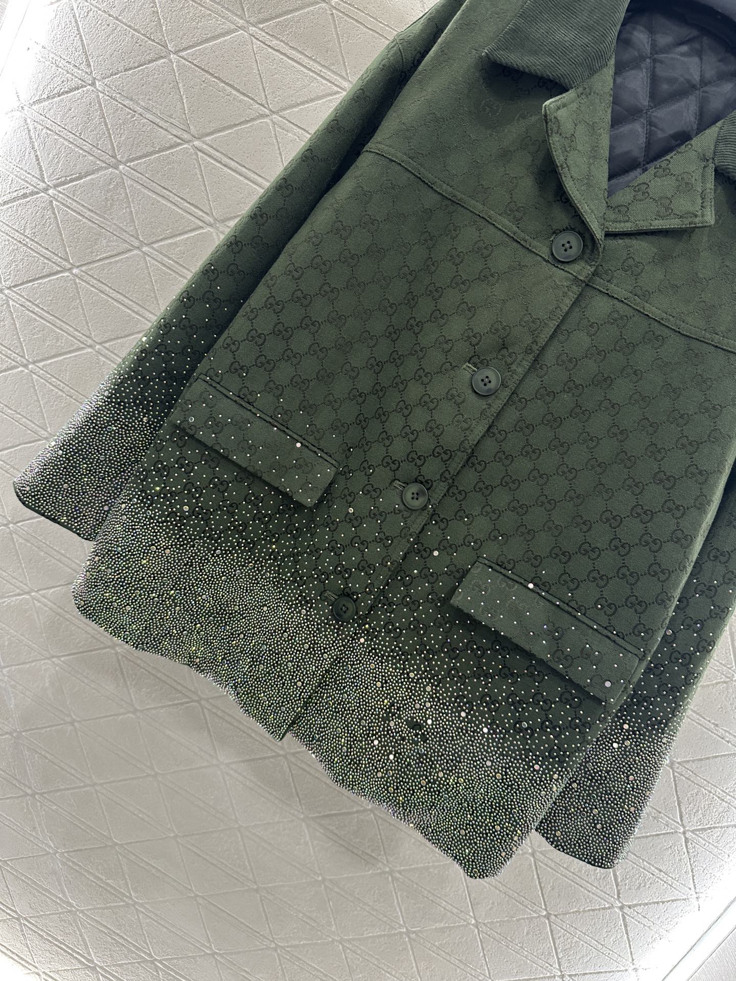 ♥Gucc*♥2025新品上架重工烫钻棉服外套短裙套装定制YB进口提花材质，质感高级，挺括有型，翻领廓形