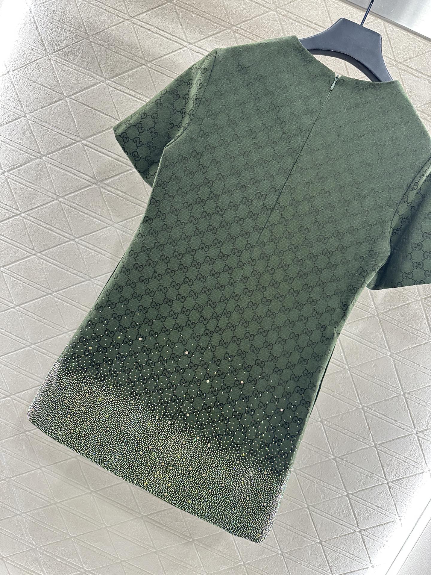 ♥Gucc*♥2025新品上架 重工烫钻提花连衣裙定制YB进口提花材质，质感高级，挺括有型，圆领短袖连衣