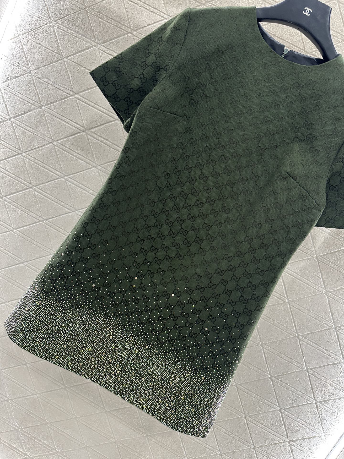 ♥Gucc*♥2025新品上架 重工烫钻提花连衣裙定制YB进口提花材质，质感高级，挺括有型，圆领短袖连衣