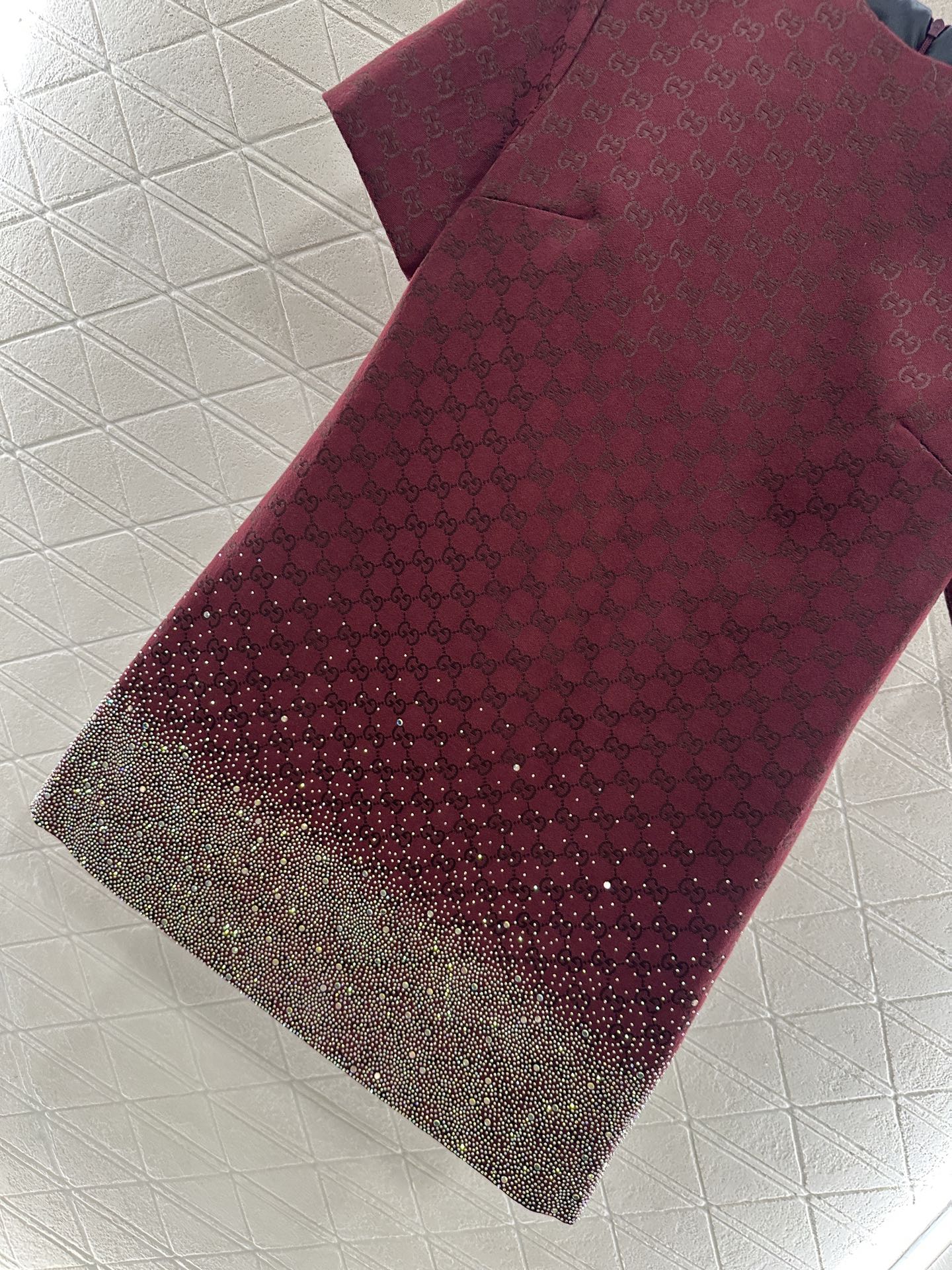 ♥Gucc*♥2025新品上架 重工烫钻提花连衣裙定制YB进口提花材质，质感高级，挺括有型，圆领短袖连衣