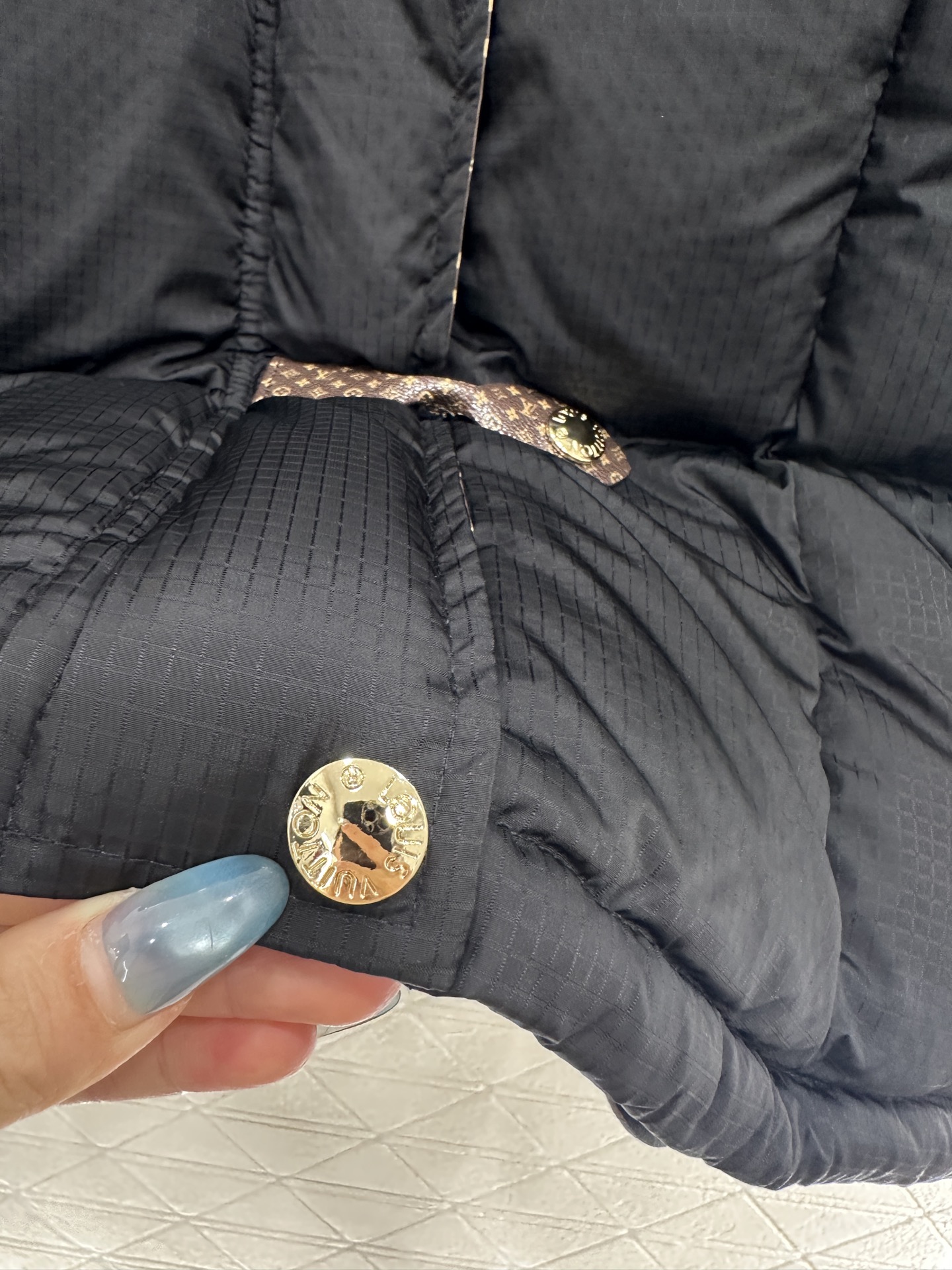 ♥Louis vuitto*♥2025新品上架 立领皮扣中长款羽绒外套定制YB防风防水尼龙材质，羽绒填充