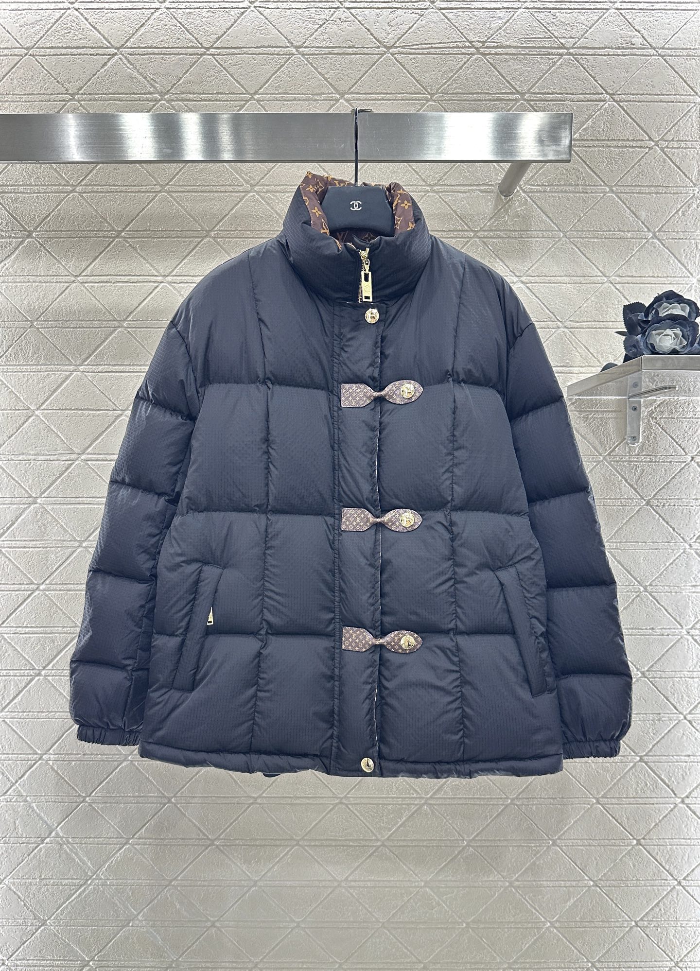 ♥Louis vuitto*♥2025新品上架 立领皮扣中长款羽绒外套定制YB防风防水尼龙材质，羽绒填充