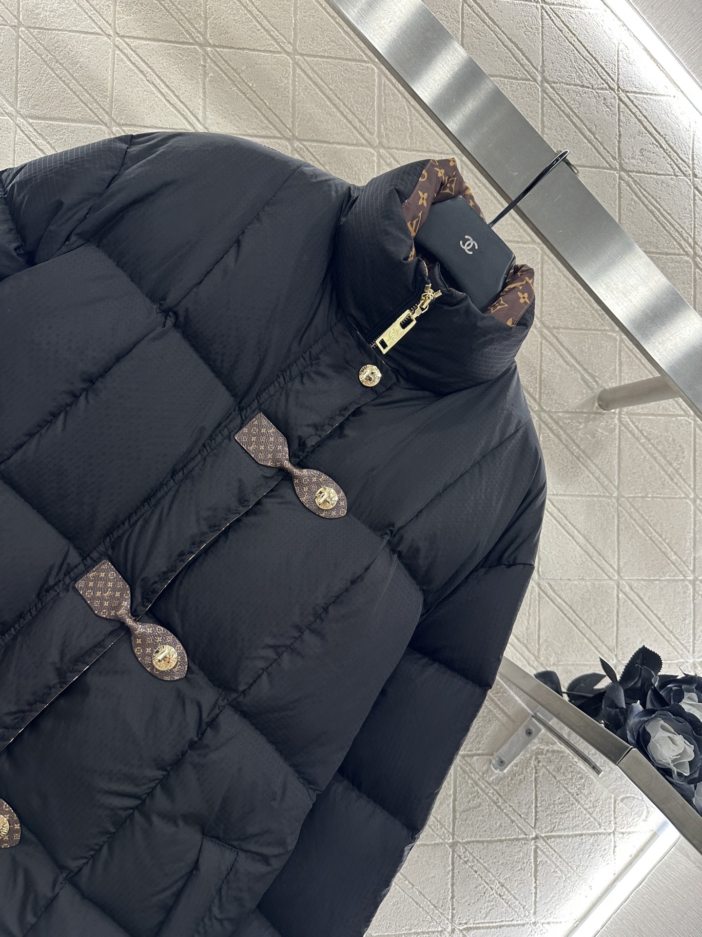 ♥Louis vuitto*♥2025新品上架 立领皮扣中长款羽绒外套定制YB防风防水尼龙材质，羽绒填充