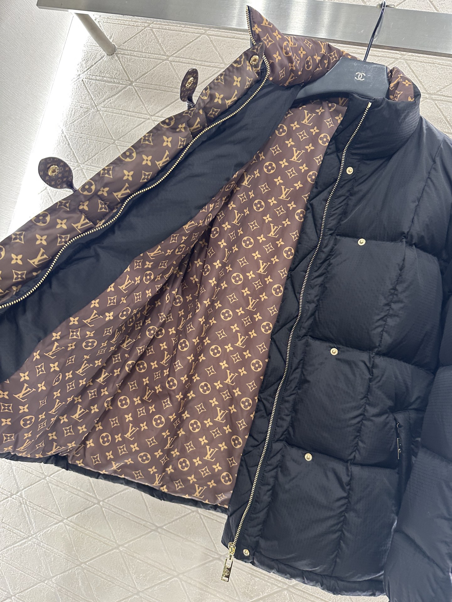 ♥Louis vuitto*♥2025新品上架 立领皮扣中长款羽绒外套定制YB防风防水尼龙材质，羽绒填充