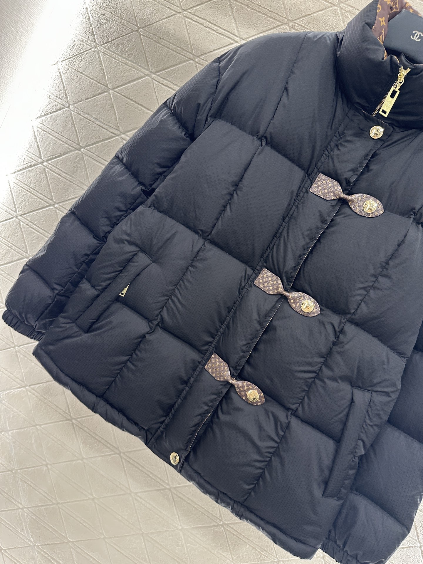 ♥Louis vuitto*♥2025新品上架 立领皮扣中长款羽绒外套定制YB防风防水尼龙材质，羽绒填充