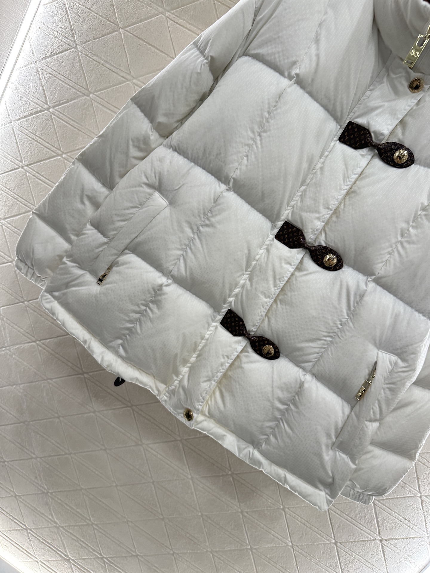 ♥Louis vuitto*♥2025新品上架 立领皮扣中长款羽绒外套定制YB防风防水尼龙材质，羽绒填充