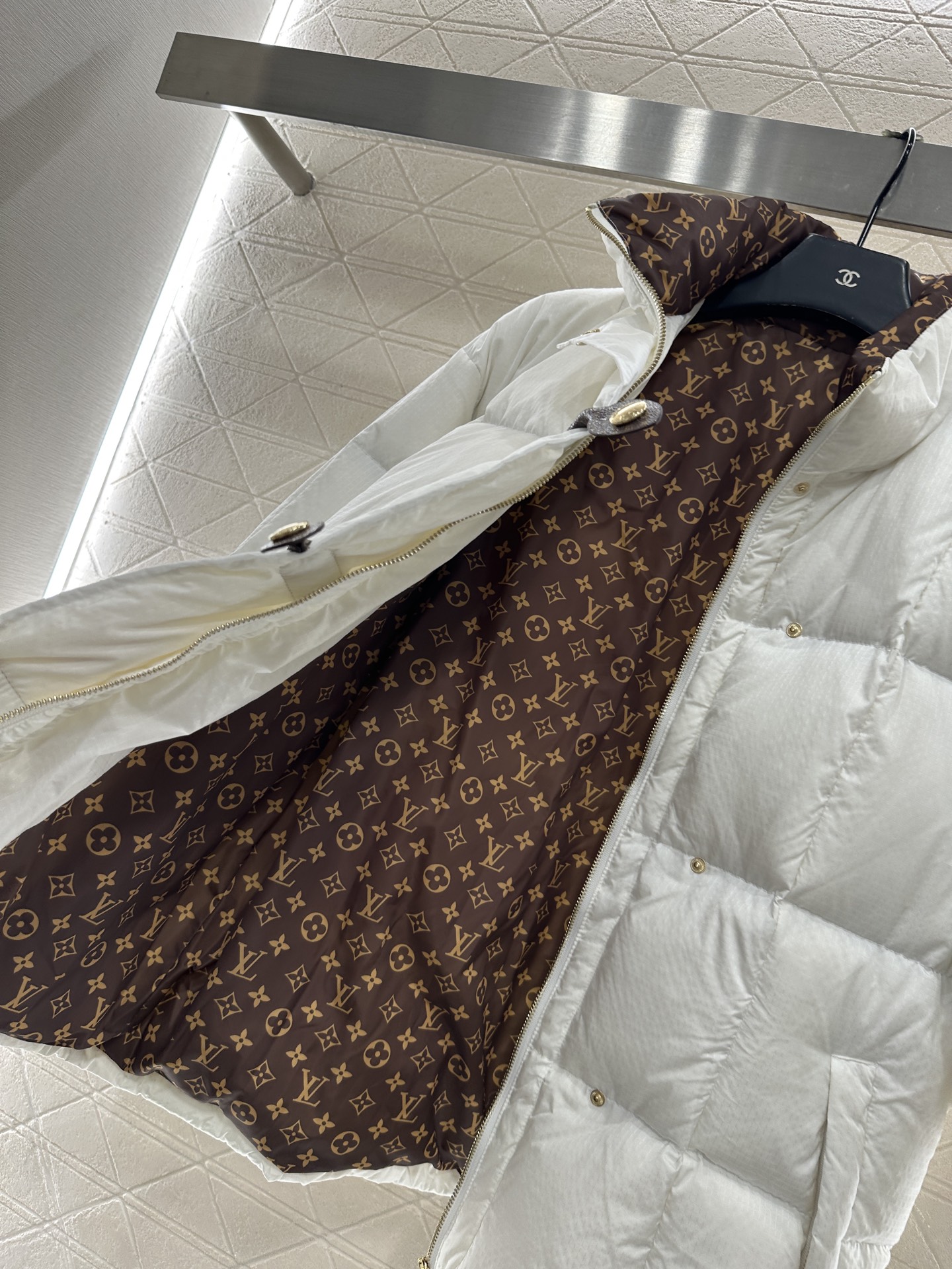 ♥Louis vuitto*♥2025新品上架 立领皮扣中长款羽绒外套定制YB防风防水尼龙材质，羽绒填充