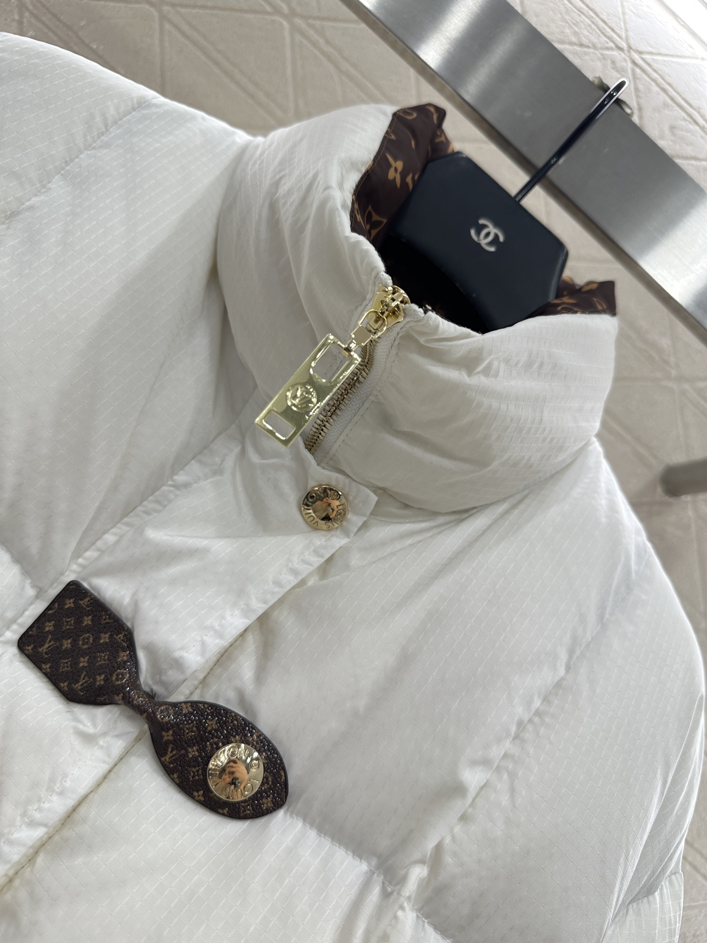 ♥Louis vuitto*♥2025新品上架 立领皮扣中长款羽绒外套定制YB防风防水尼龙材质，羽绒填充