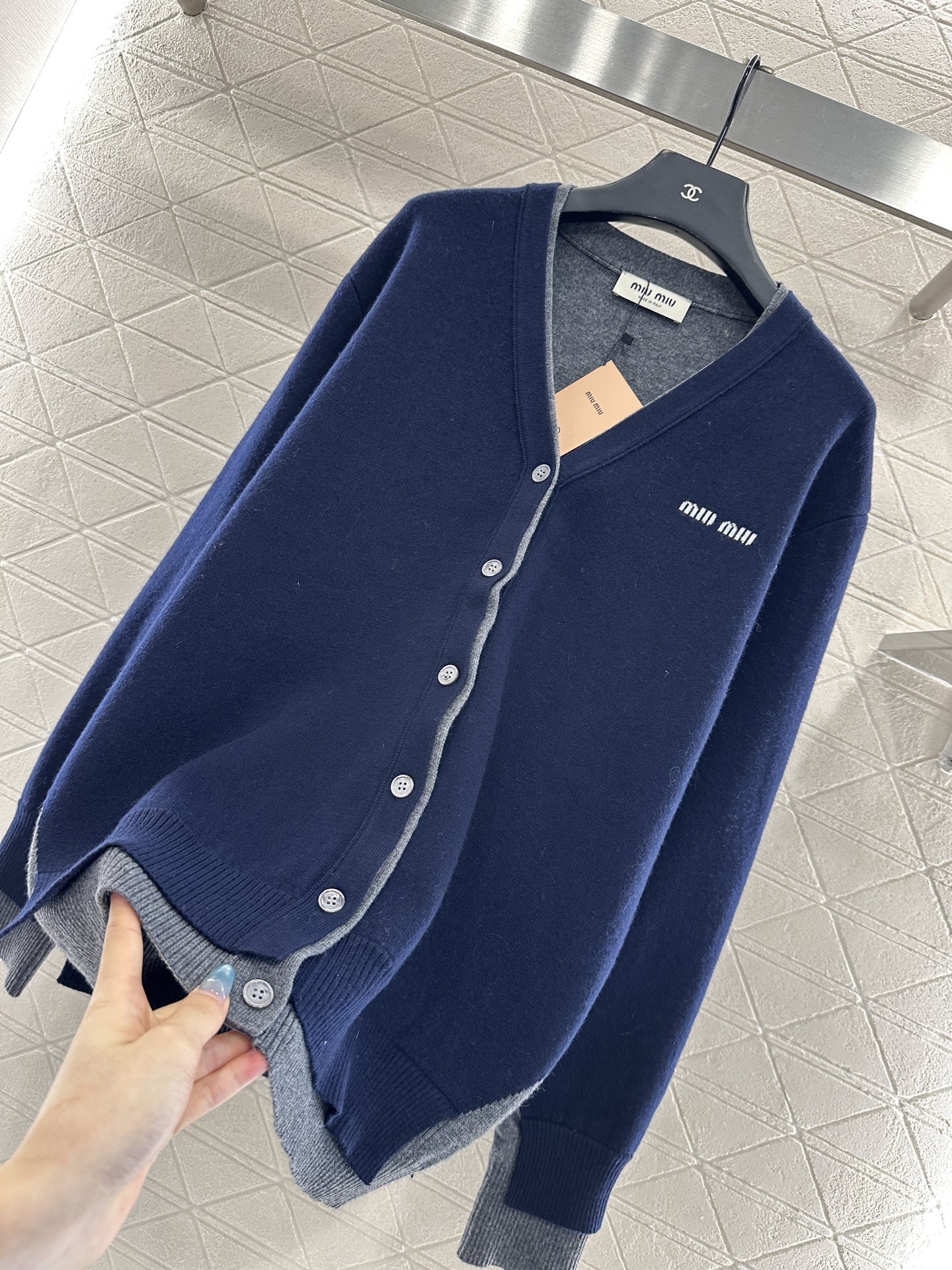 ♥Miumi*♥2025新品上架 撞色假两件针织开衫定制YB羊绒羊毛纱线织造，亲肤舒适，柔软有质感，V领